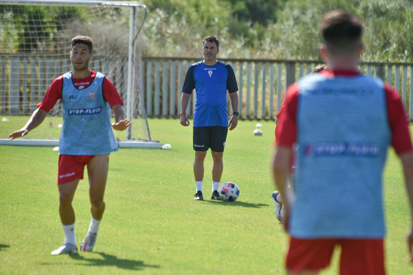 Ania dirige un entrenamiento.