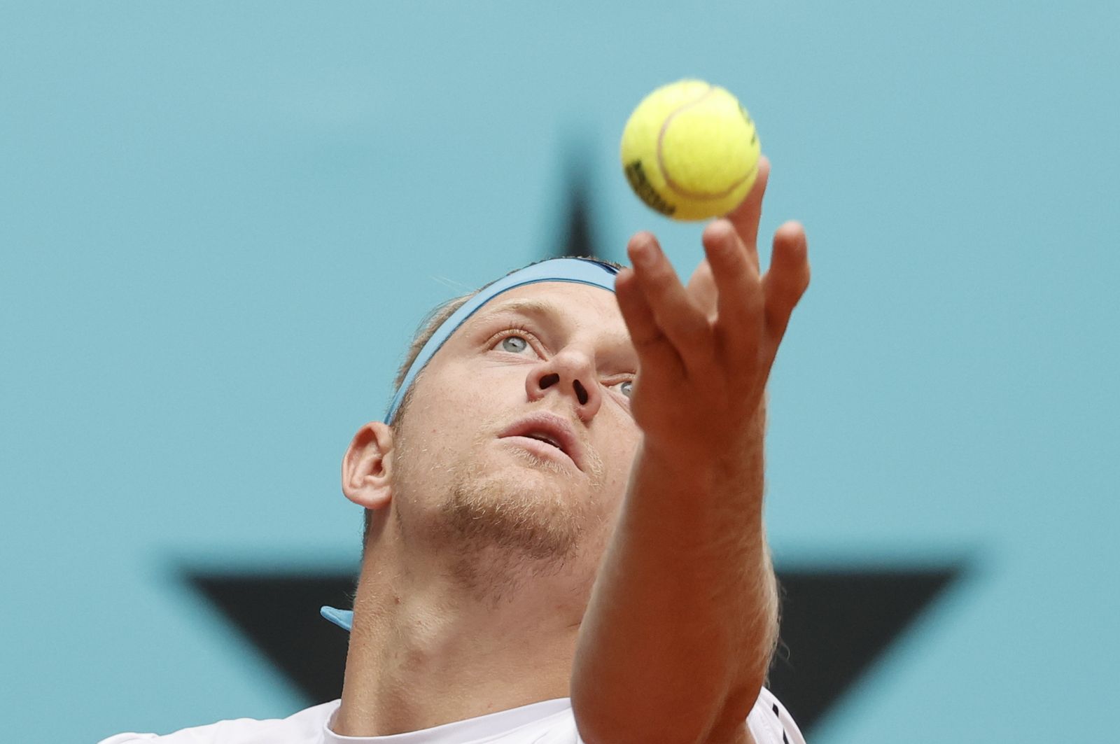 Alejandro Davidovich saca.