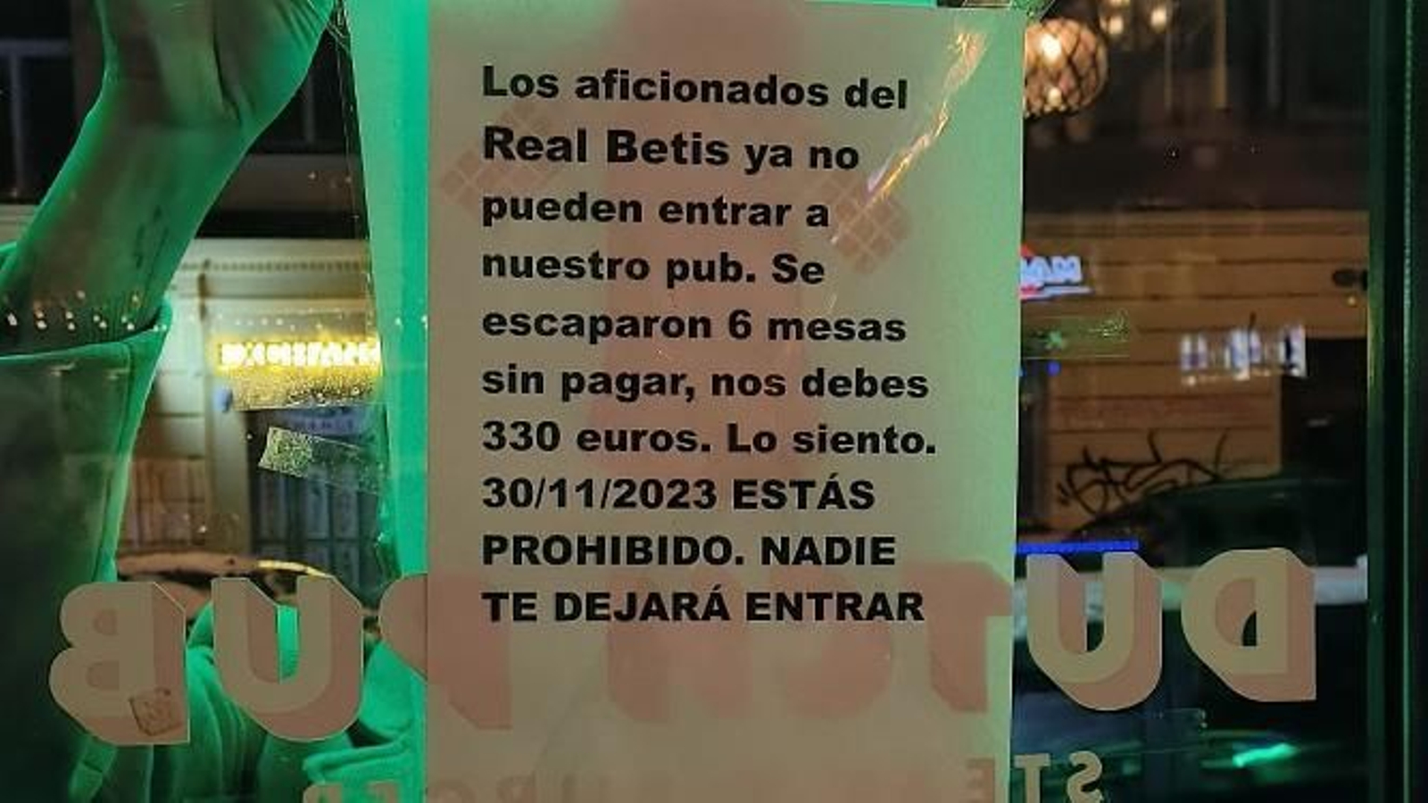 El cartel del pub en el que se veta a los béticos.