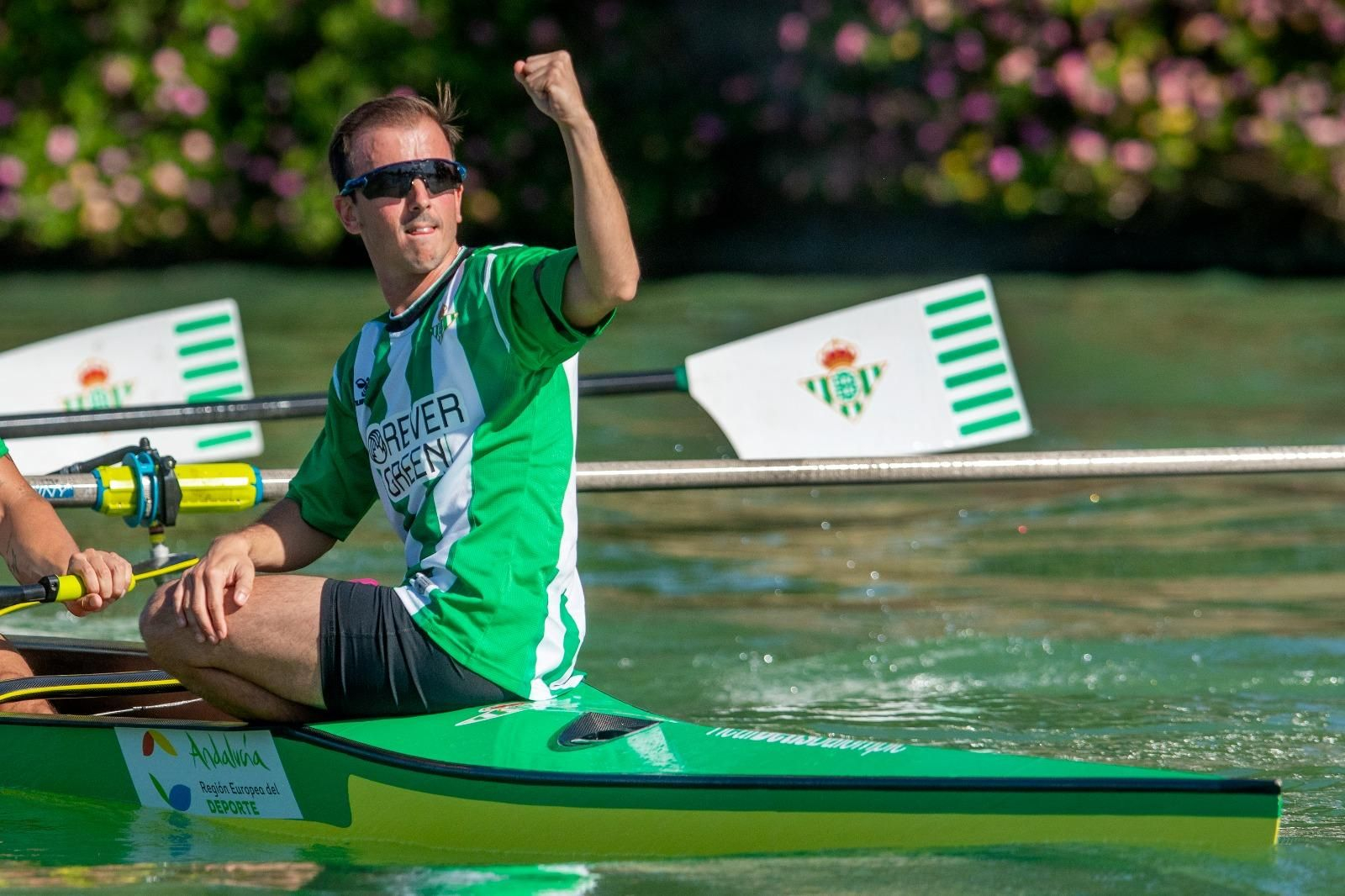 Tomás Jurado alza el puño tras uno de sus triunfos con el Betis.