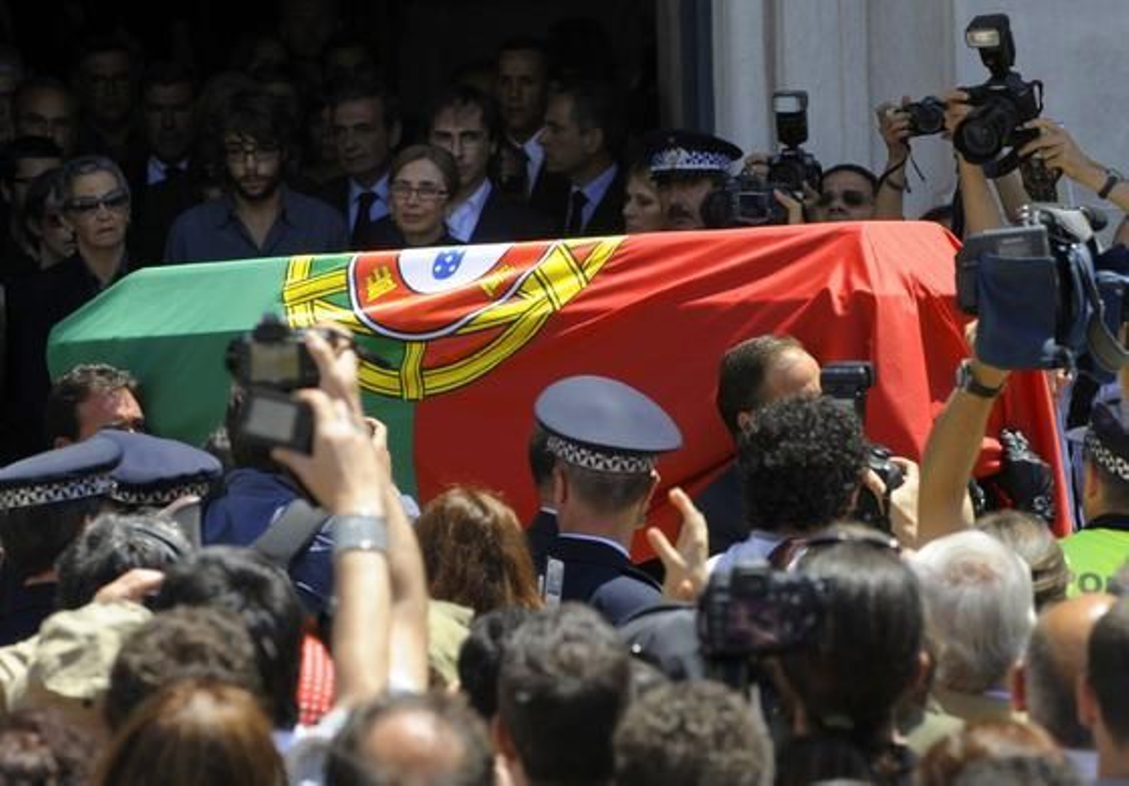 Intelectuales, políticos y cientos de portugueses se despiden del escritor.

Foto: EFE/ AFP/ Reuters