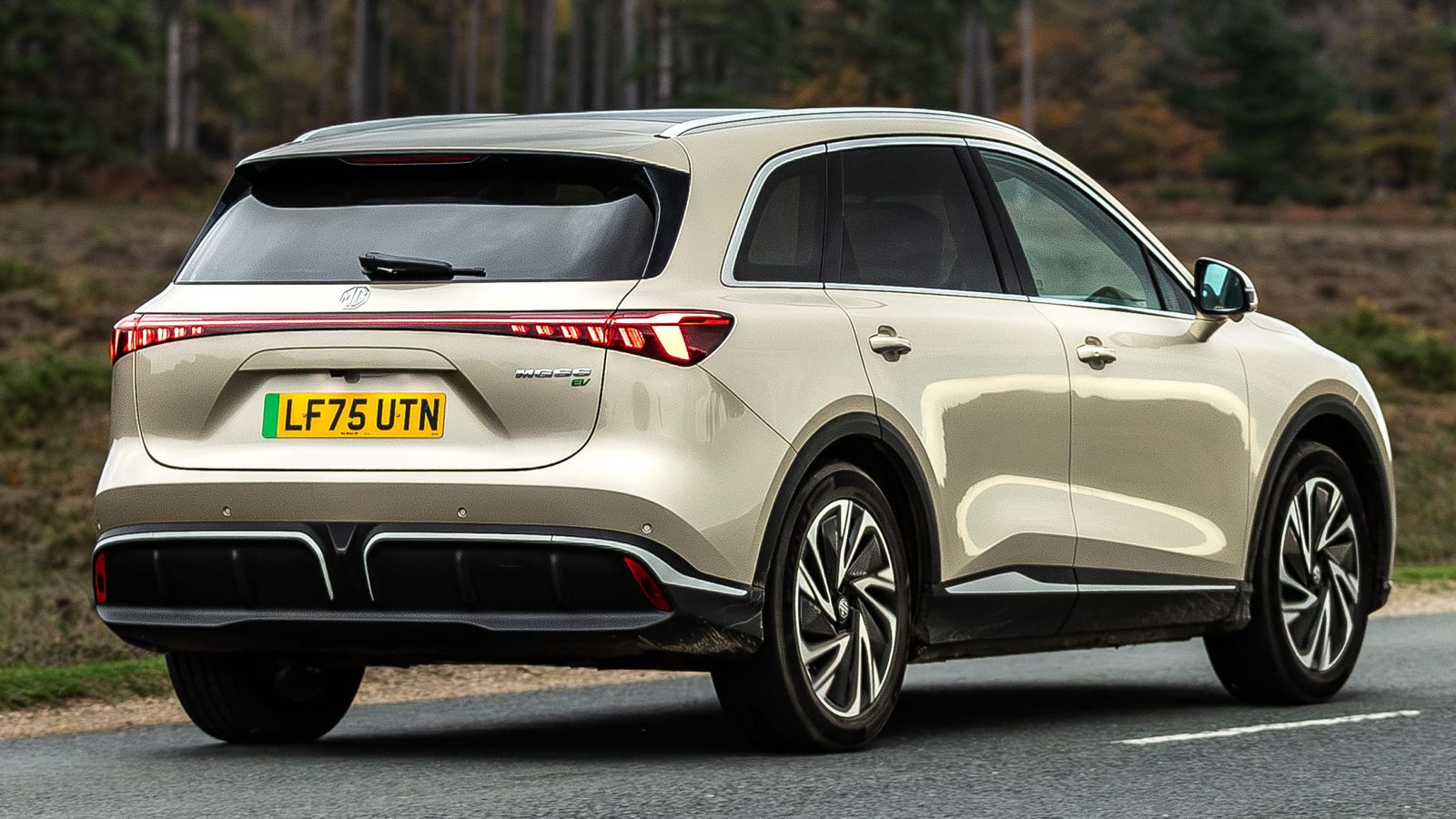 El MGS6 se pone a la venta con una opción con un motor trasero y otra con uno en cada eje, ambas con la misma batería de 77 kWh.