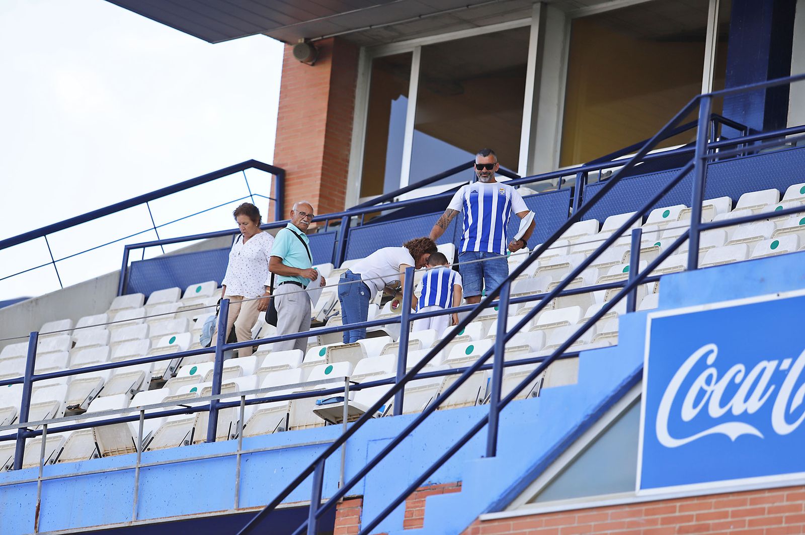 Los aficionados preparan el mosaico del partido del ascenso Recreativo de Huelva-Cacereño