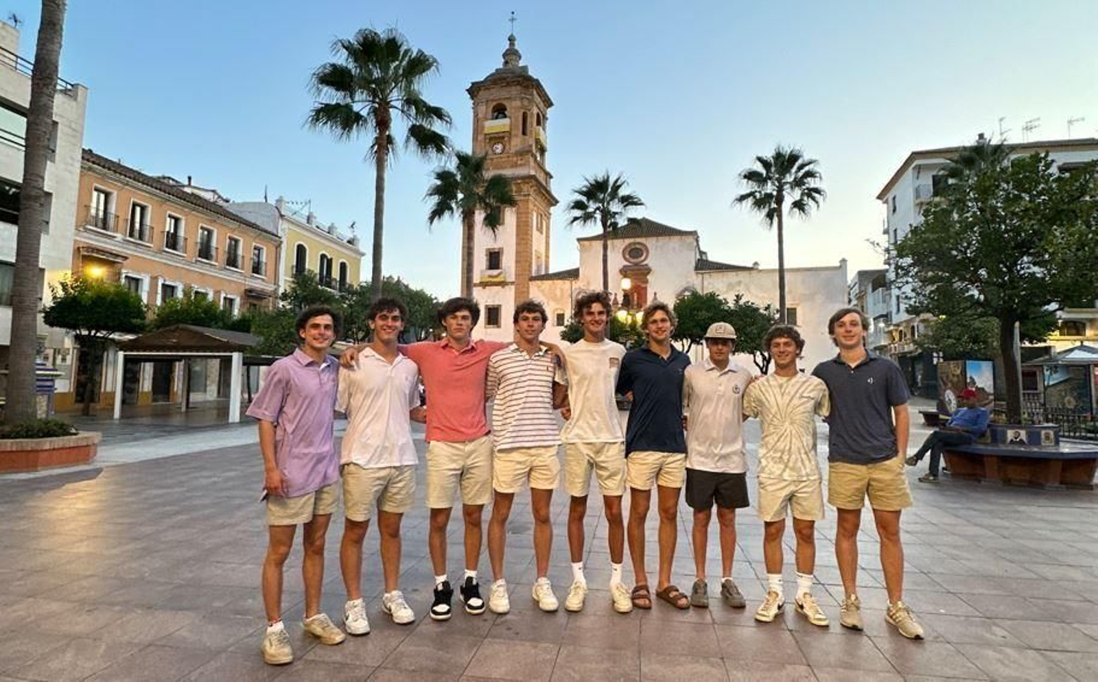 Los nueve futbolistas de Charlotte, en la Plaza Alta de Algeciras. Los nueve futbolistas de Charlotte, en la Plaza Alta de Algeciras.