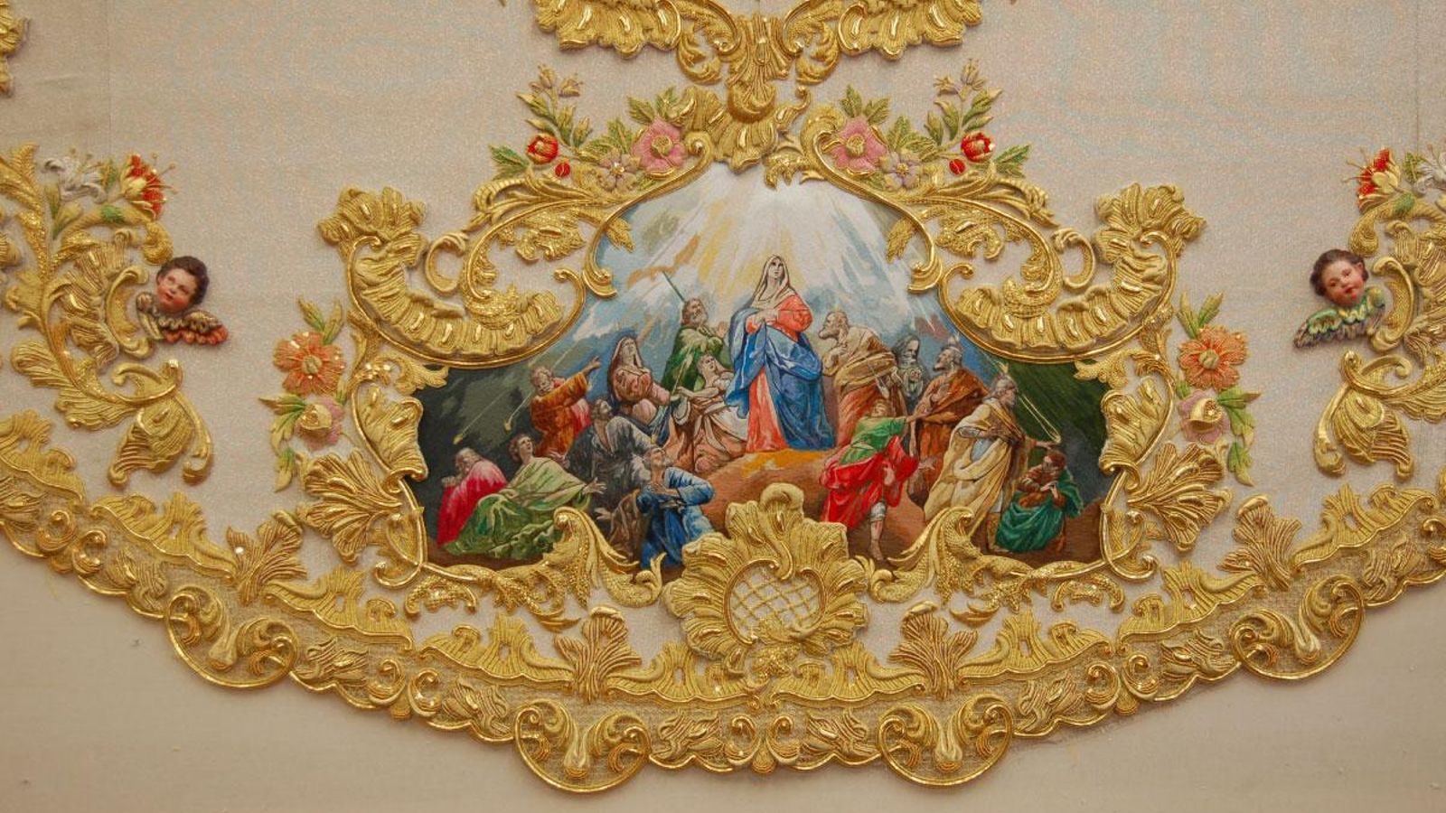 Escena de Pentecostés bordad en el traje.