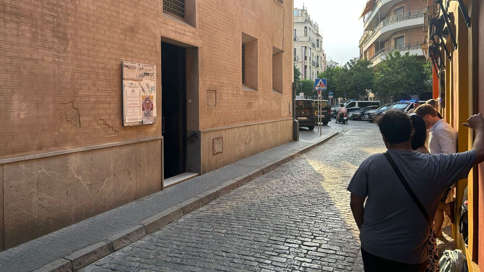 Tres parejas aguardaban en la calle Bailén desde la tarde del lunes