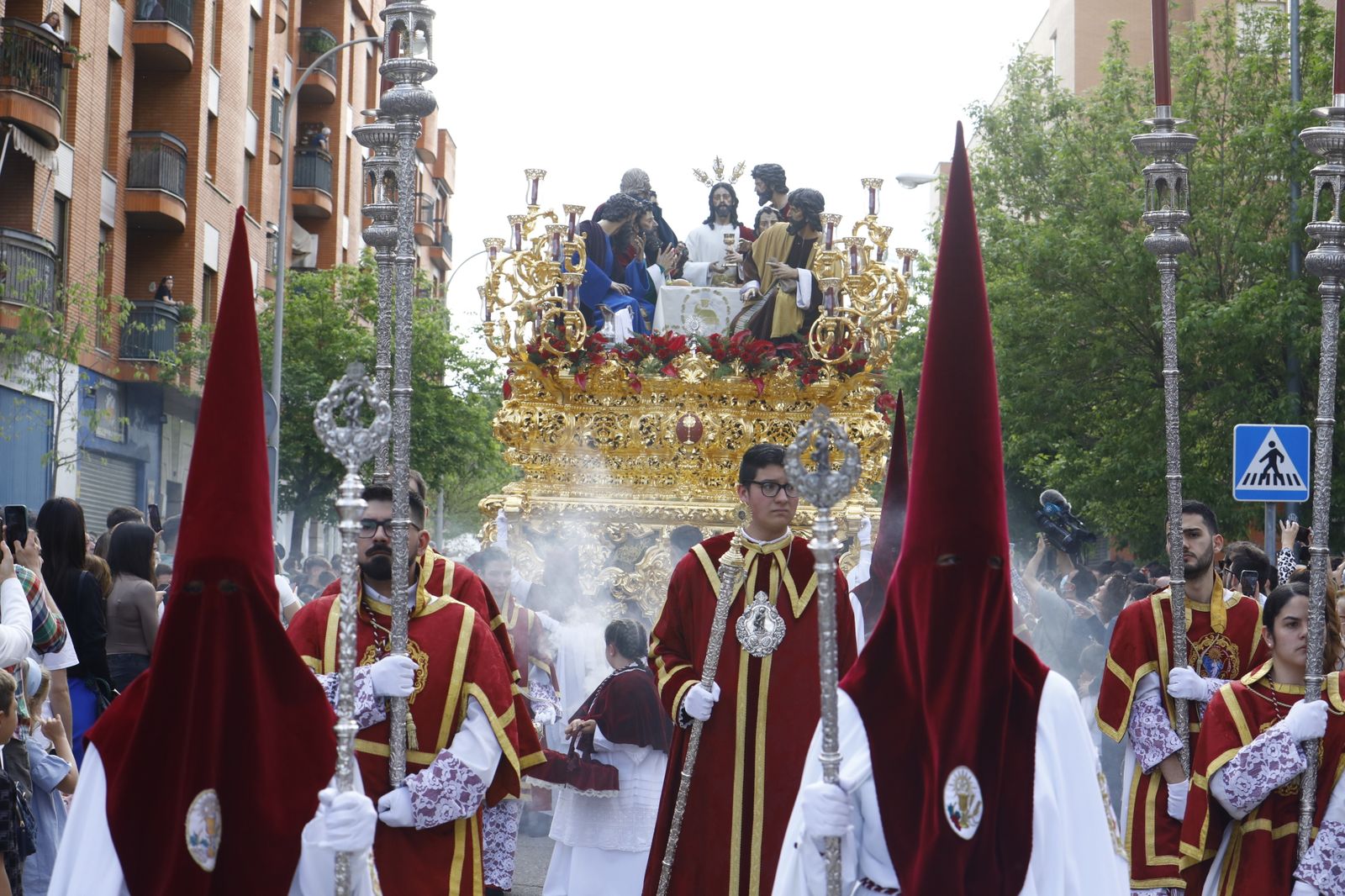 Jueves Santo en Córdoba: La procesión de la Sagrada Cena, en imágenes