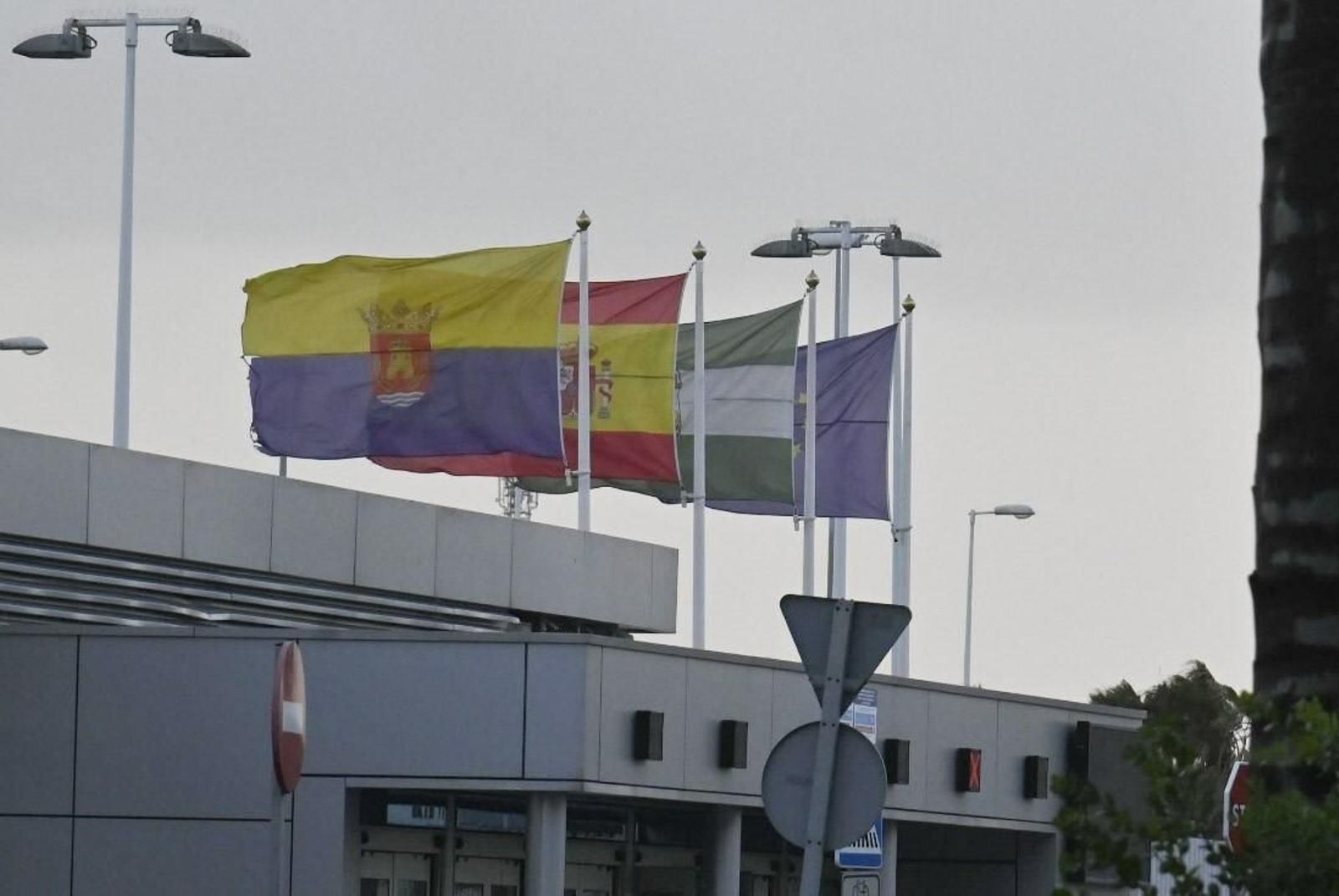 Las banderas al viento en la acceso central del Puerto de Algeciras.