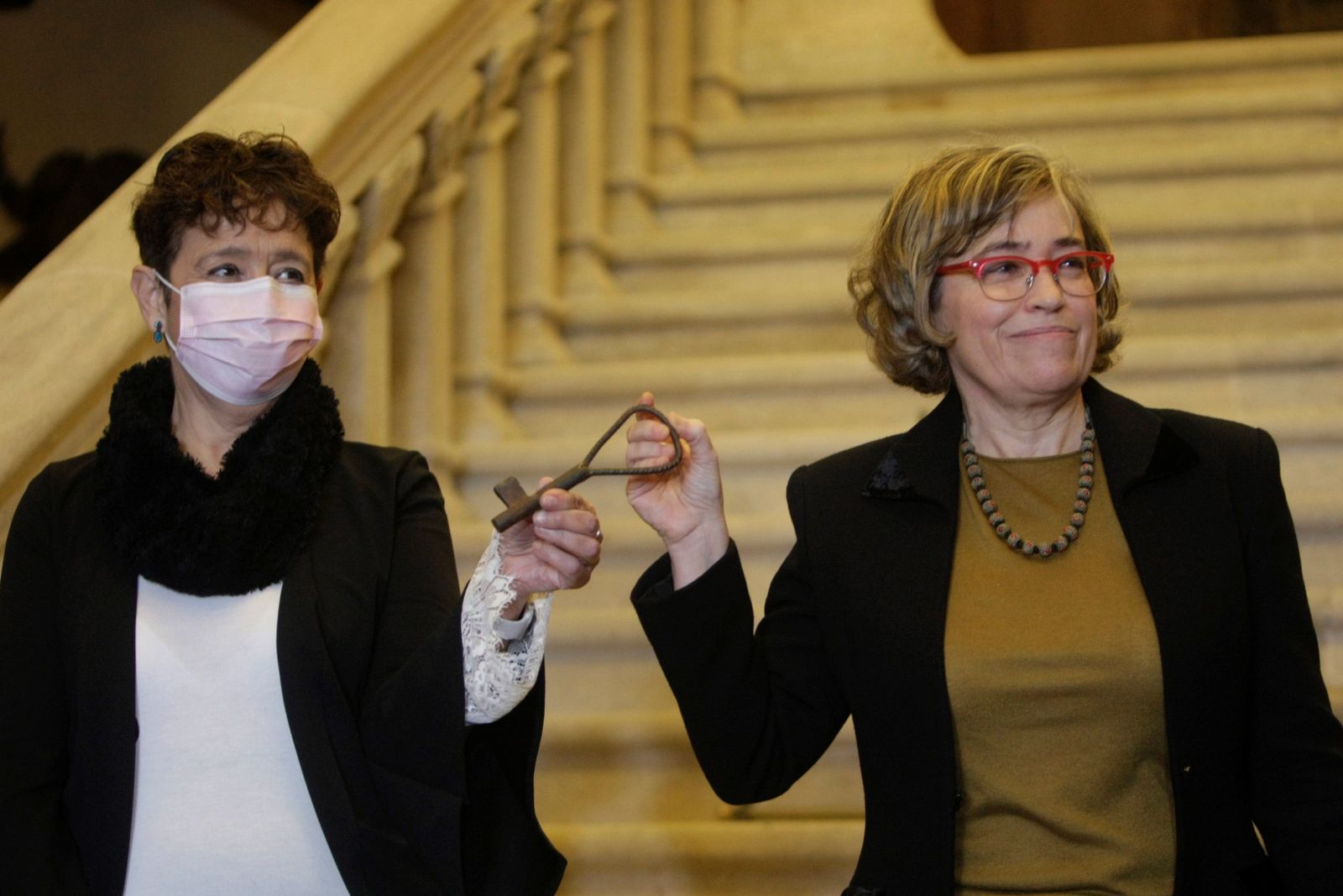 La abogada del Estado Consuelo Castro (a la derecha) hace entrega a la subsecretaria de Hacienda, María Pilar Paneque,  de las llaves del Pazo de Meirás.