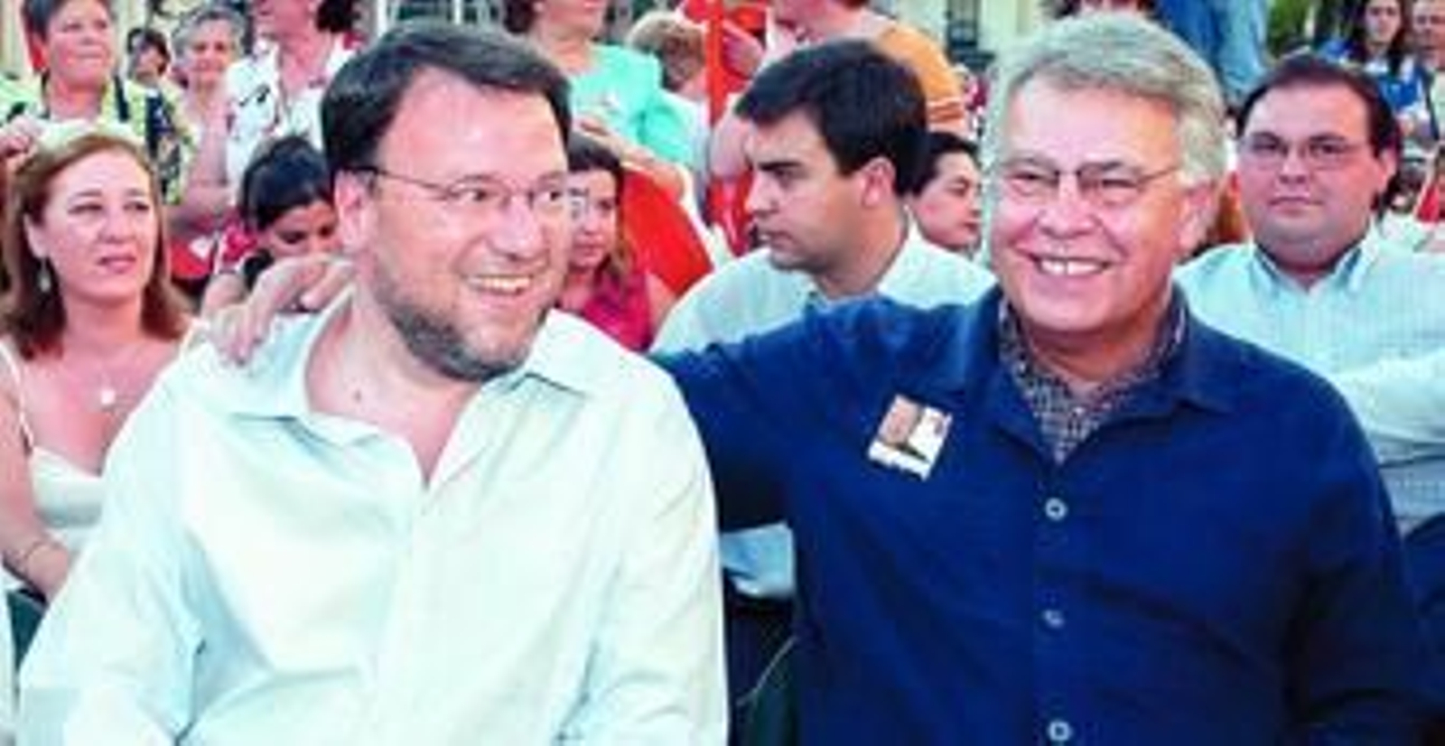 Alfredo Sánchez Monteseirín y Felipe González, en un mitin de la campaña electoral de las municipales de 2003.