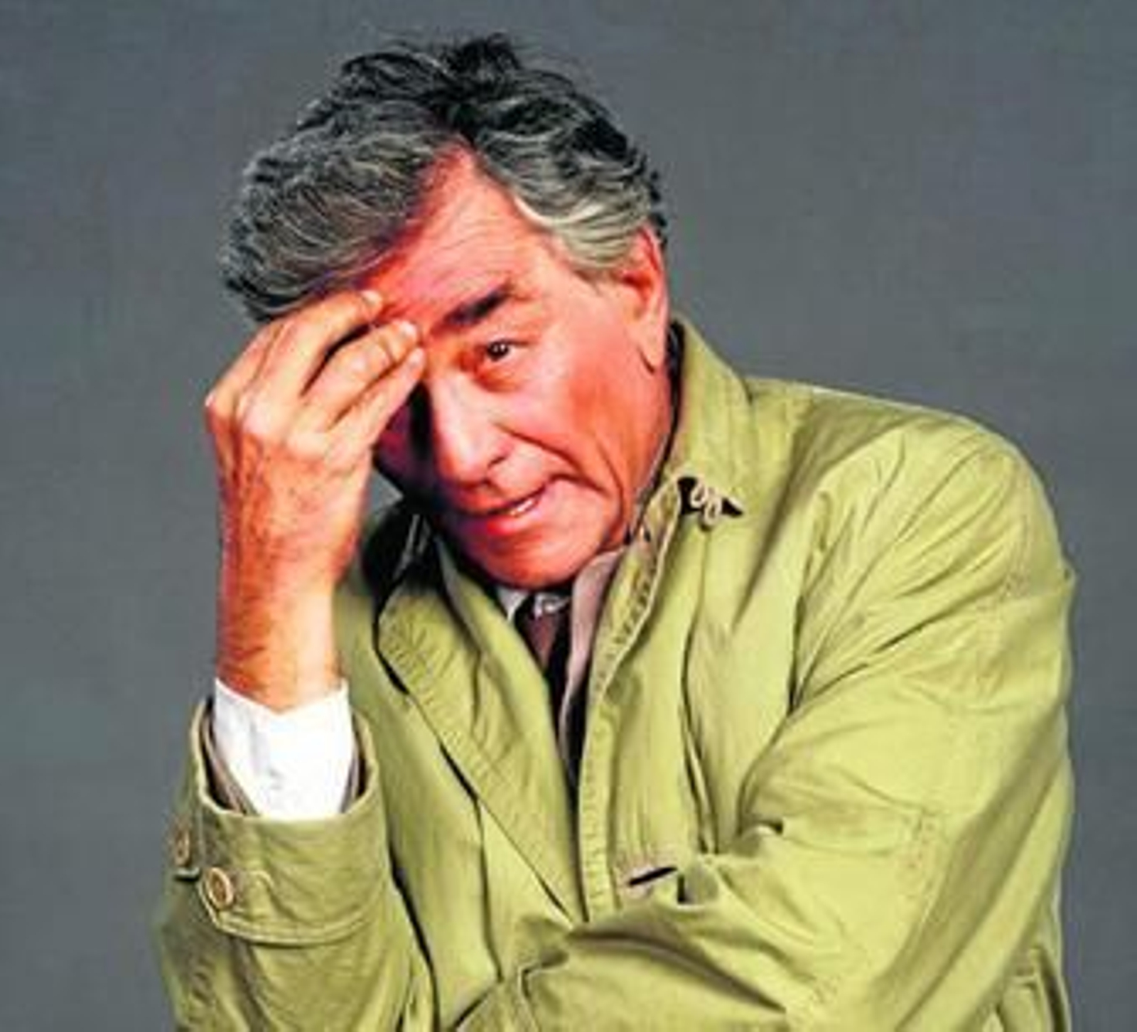 El actor, con su inolvidable gabardina.