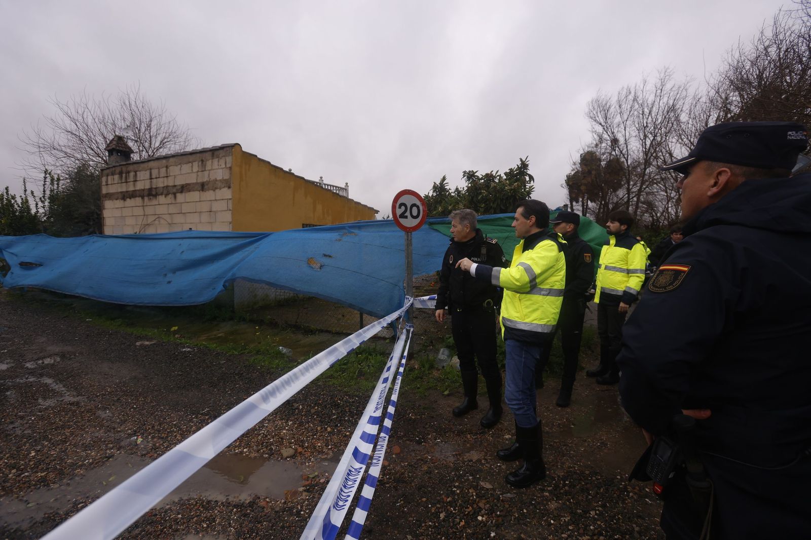 Los vecinos de Guadalvalle desalojan sus parcelas por la crecida del Guadalquivir, en imágenes