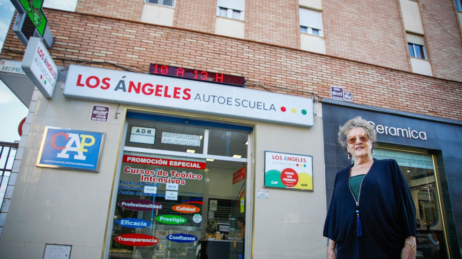 Celia lleva treinta años en el barrio y escucha cada día las historias sobre el precio del alquiler.