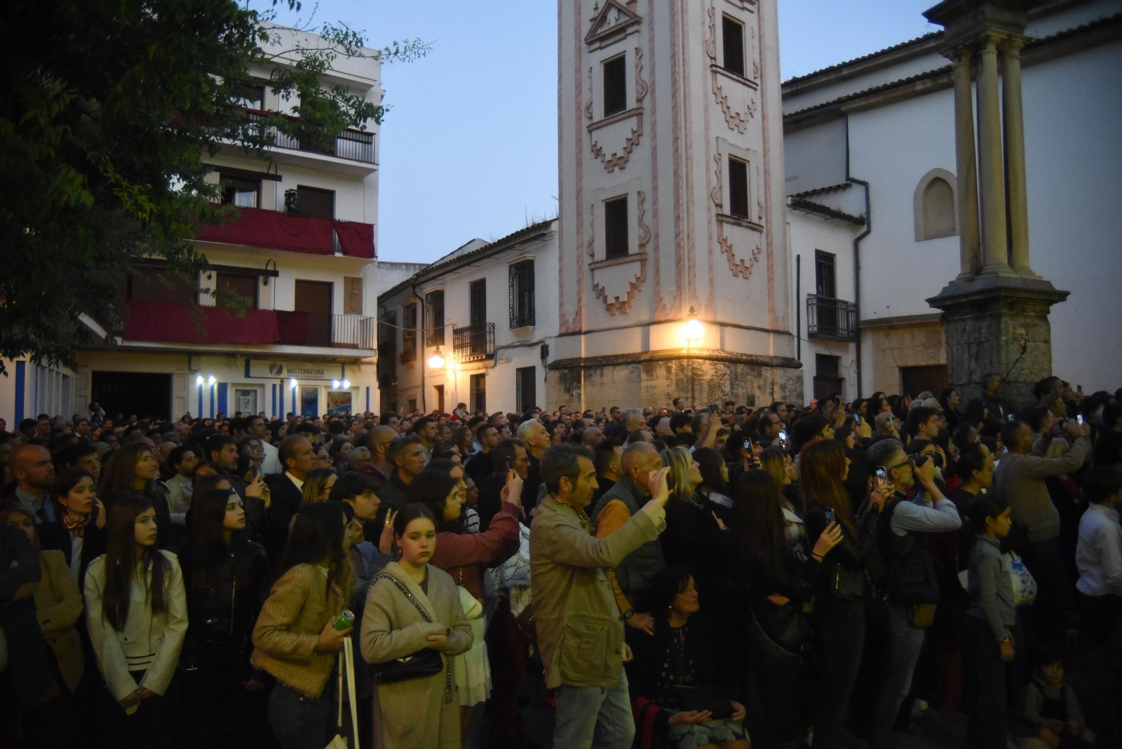 La procesión del Santo Sepulcro en este Viernes Santo de Córdoba, en imágenes