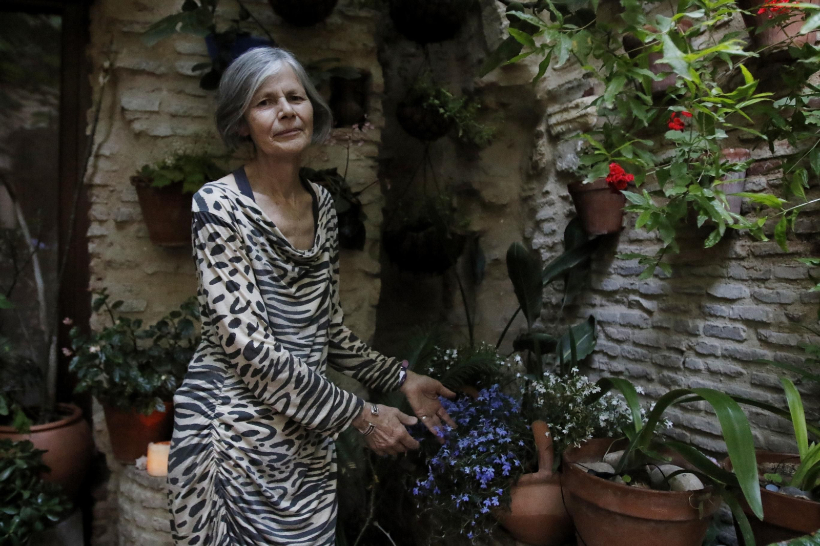 Carola Reintjes, en su patio de la calle Julio Romero de Torres.