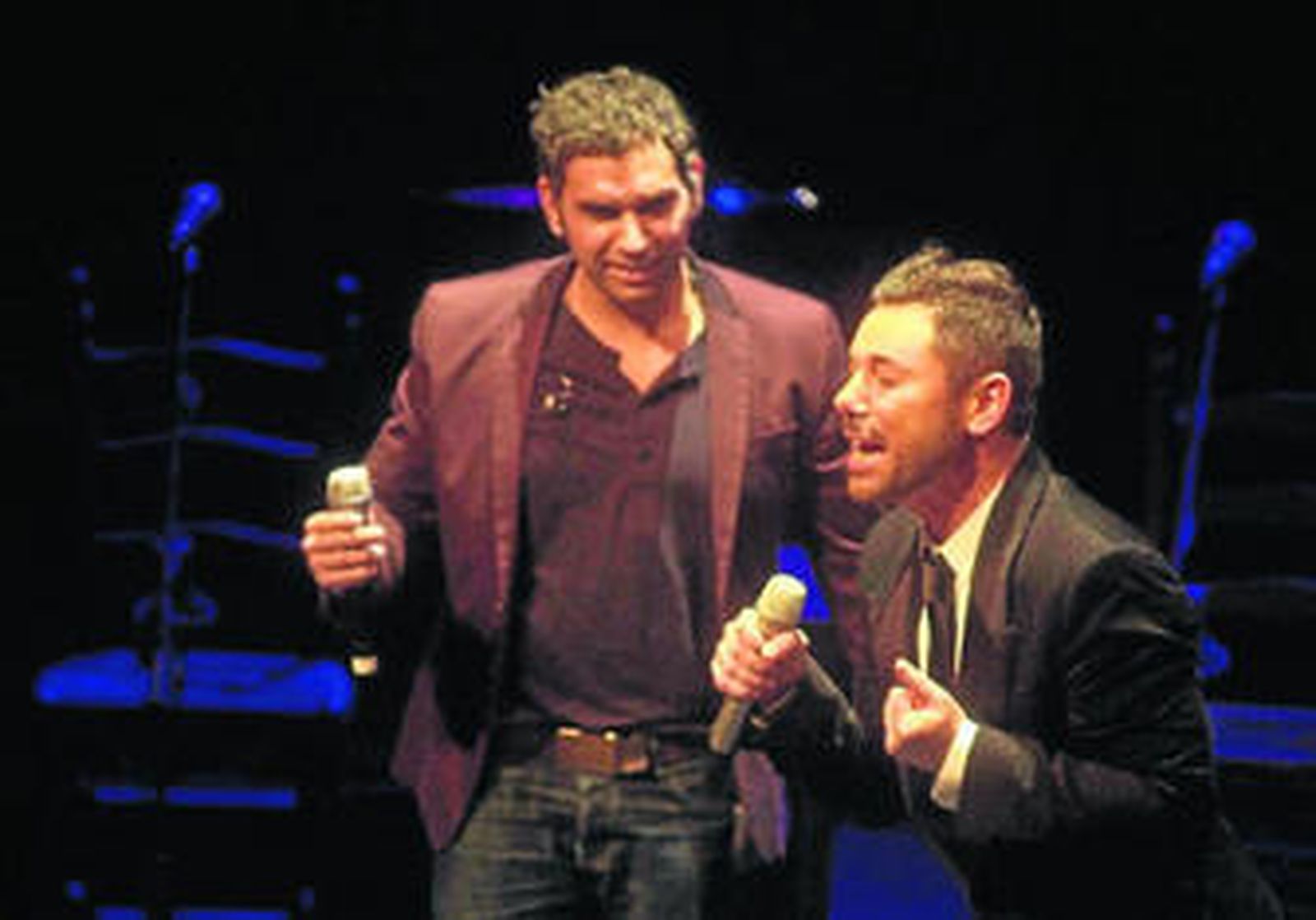 Miguel Poveda durante su actuación junto al almeriense David Santiago en el Teatro Auditorio de Roquetas de Mar.