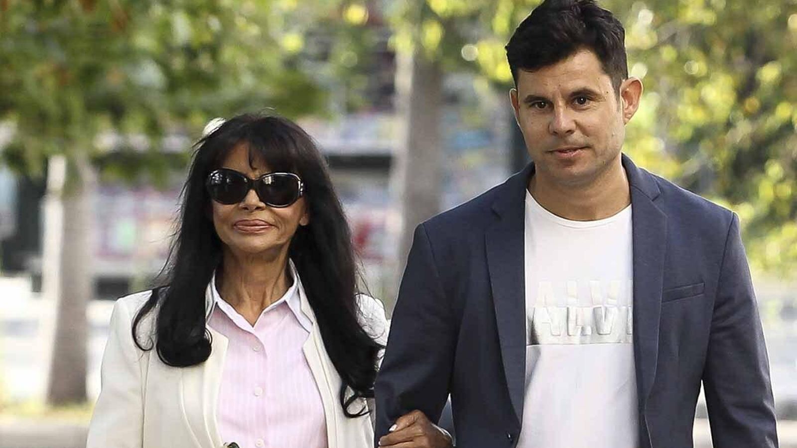 Javier Sánchez Santos con su madre, María Edite.