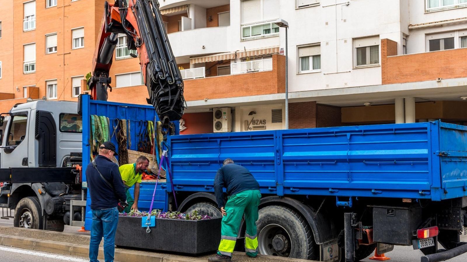 Instalación de macetones en la avenida León Herrero de San Fernando. Instalación de macetones en la avenida León Herrero de San Fernando.