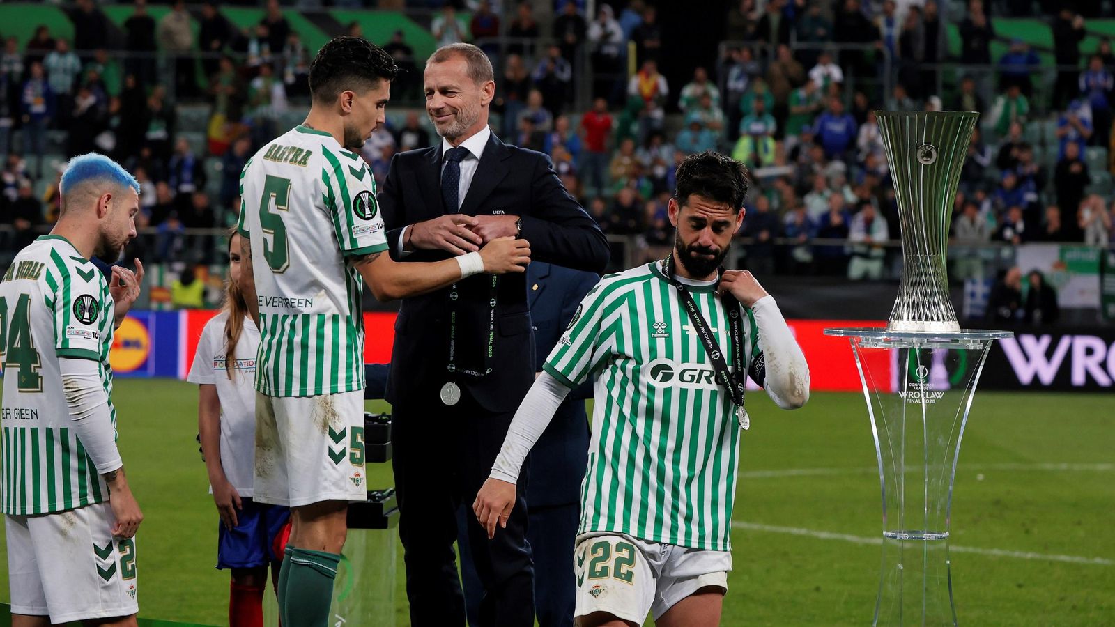 Marc Bartra recogiendo la medalla de subcampeón con cara de tristeza