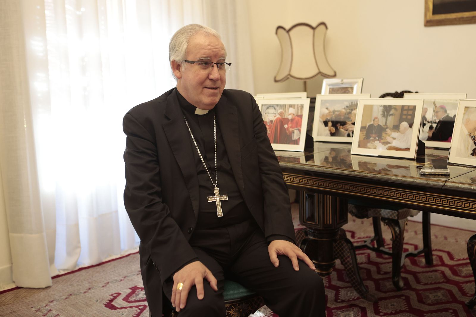 Monseñor Saiz en su despacho del Palacio Arzobispal.