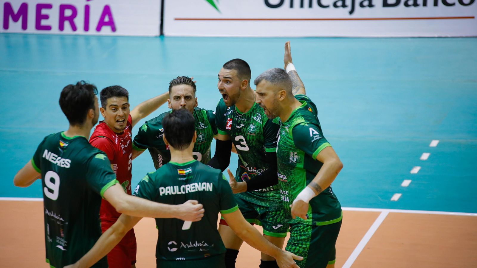 Los jugadores celebran un punto conseguido contra Léleman Conqueridor.