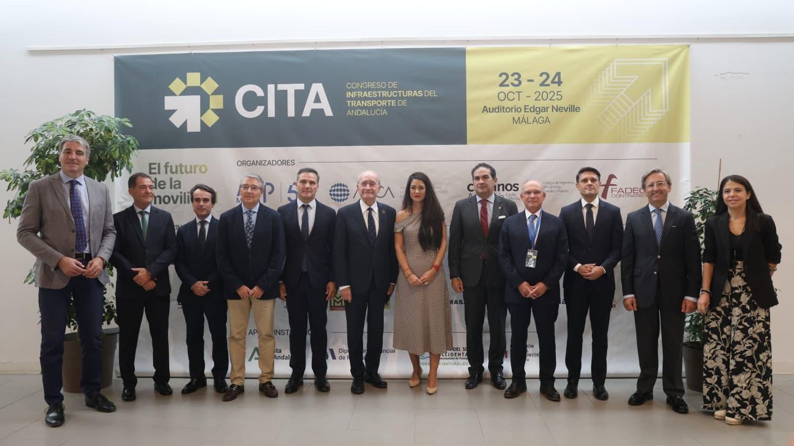 Fotografía de familia antes del Congreso de Infraestructuras de Transporte de Andalucía.
