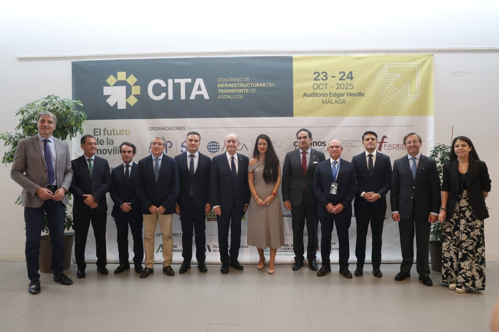 Fotografía de familia antes del Congreso de Infraestructuras de Transporte de Andalucía.