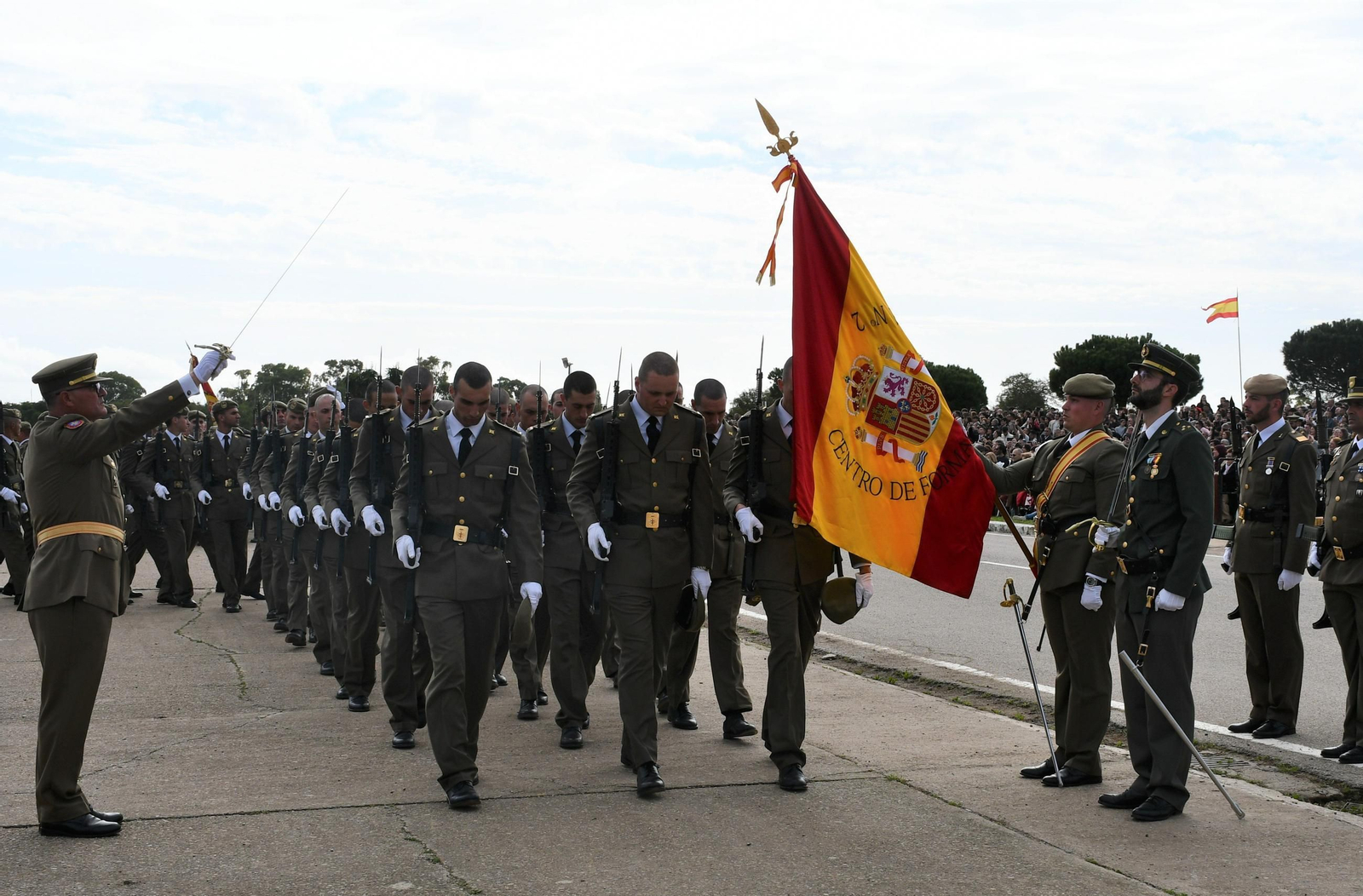 Jura de bandera de los alumnos del segundo ciclo de 2024 en el acuartelamiento de Camposoto, en San Fernando