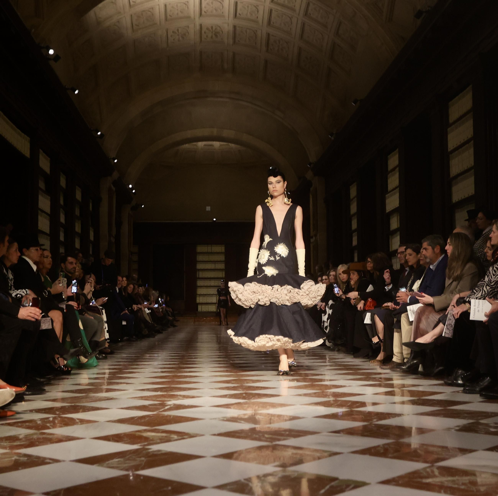 Desfile de Juana Martín en el Archivo de Indias de Sevilla