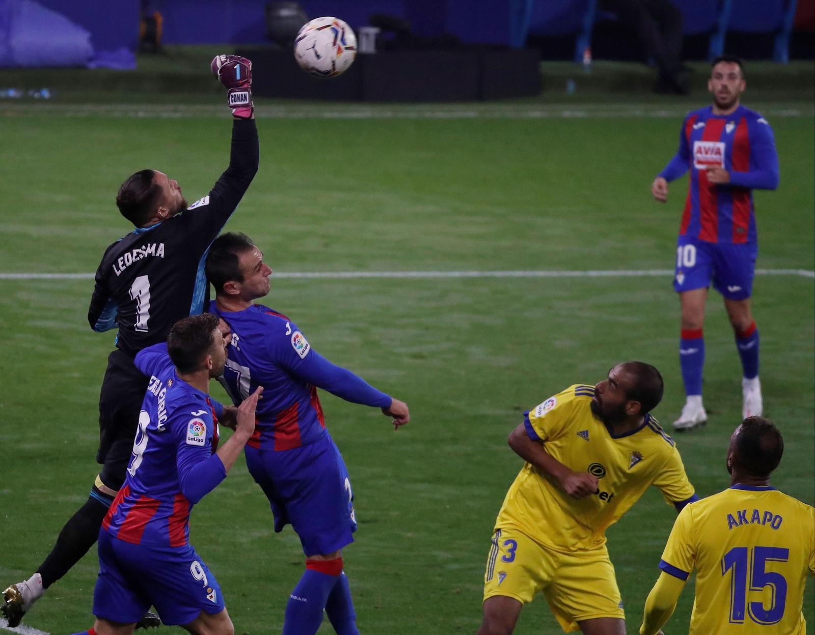 Ledesma sale a despejar de puños ante dos jugadores el Eibar.