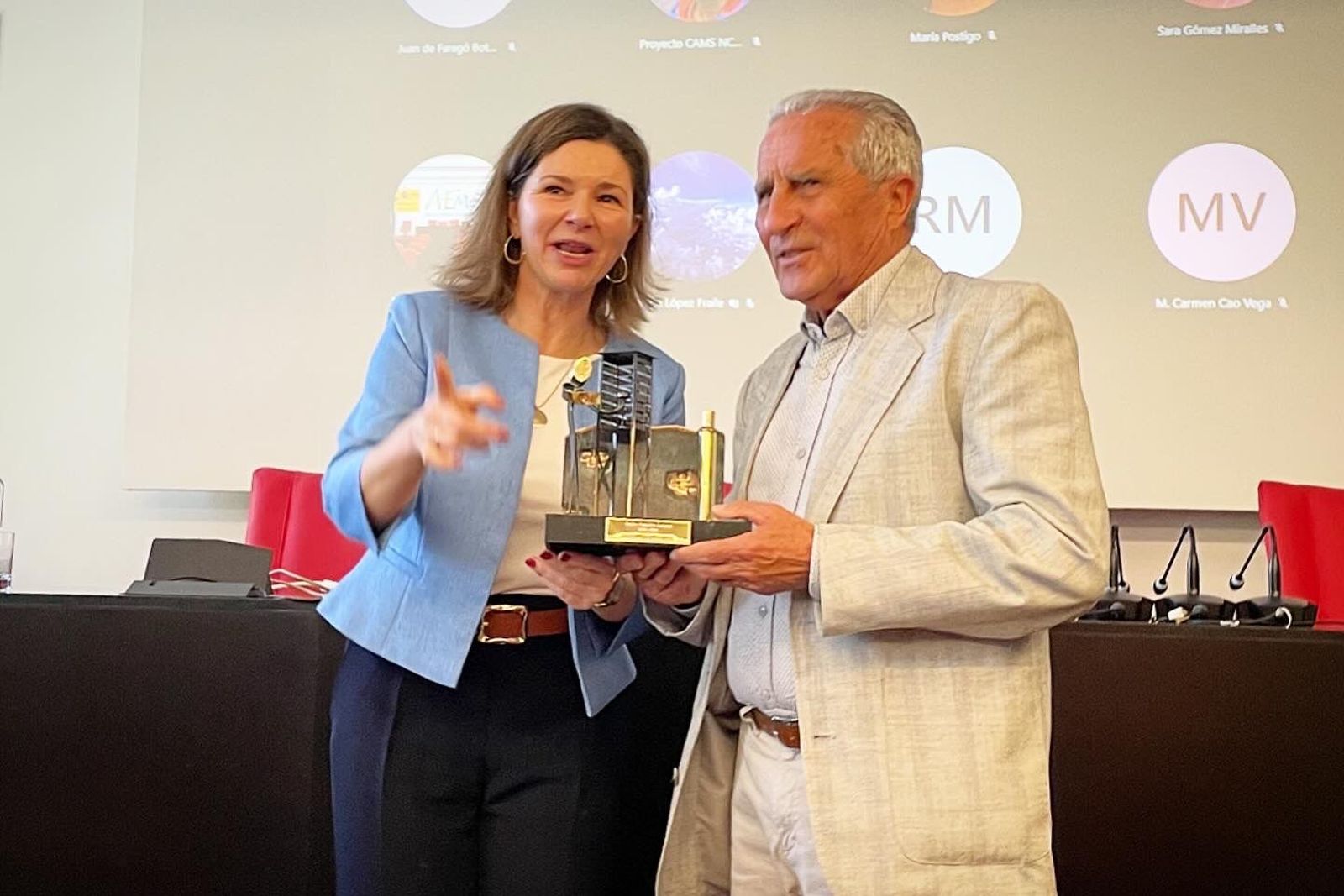 La presidenta de la AEMET, María José Rallo, con el grazalemeño Pedro Posada.