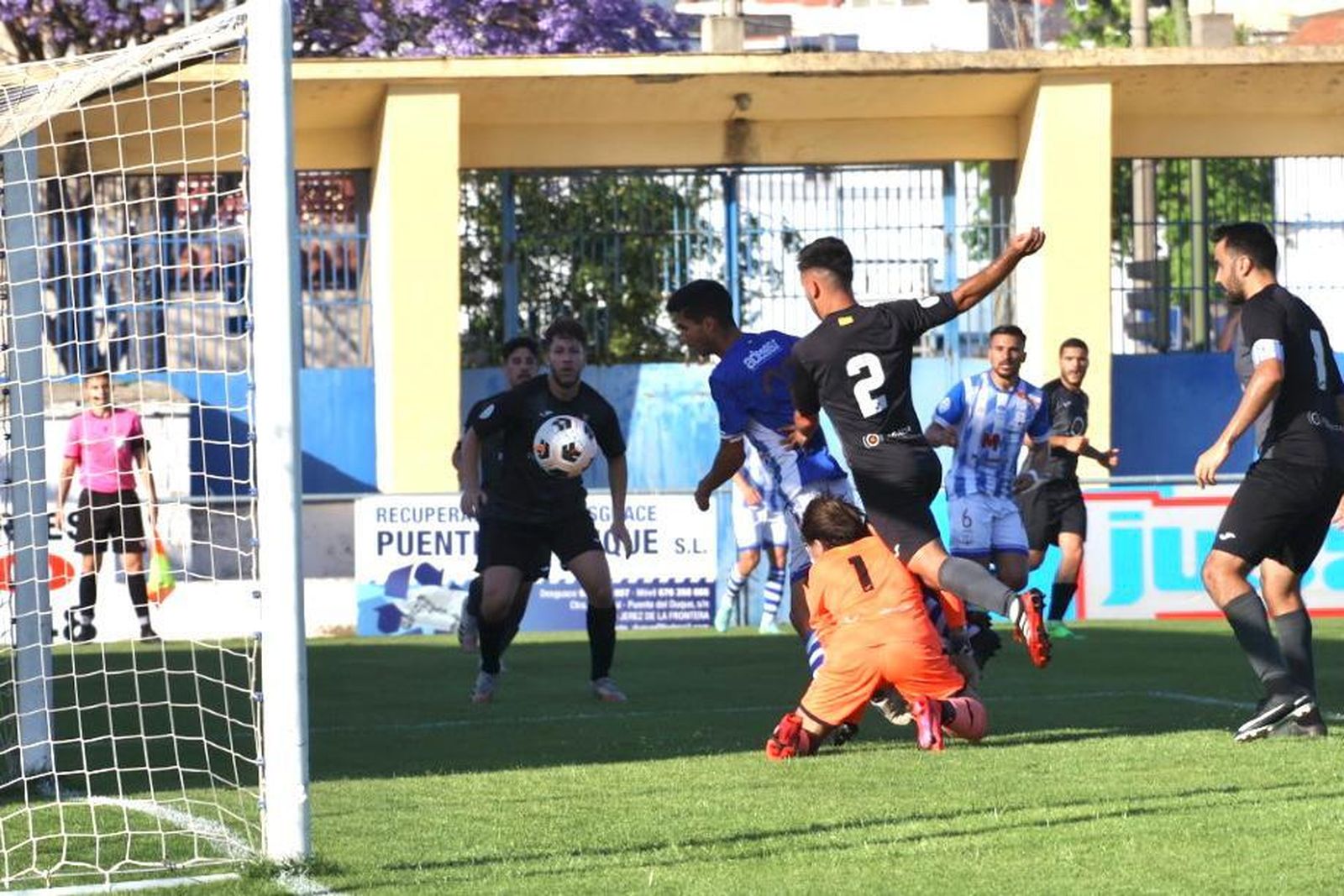 El colegiado anuló este gol a Juanan por falta al portero, cuando chocó con su compañero Carlos.