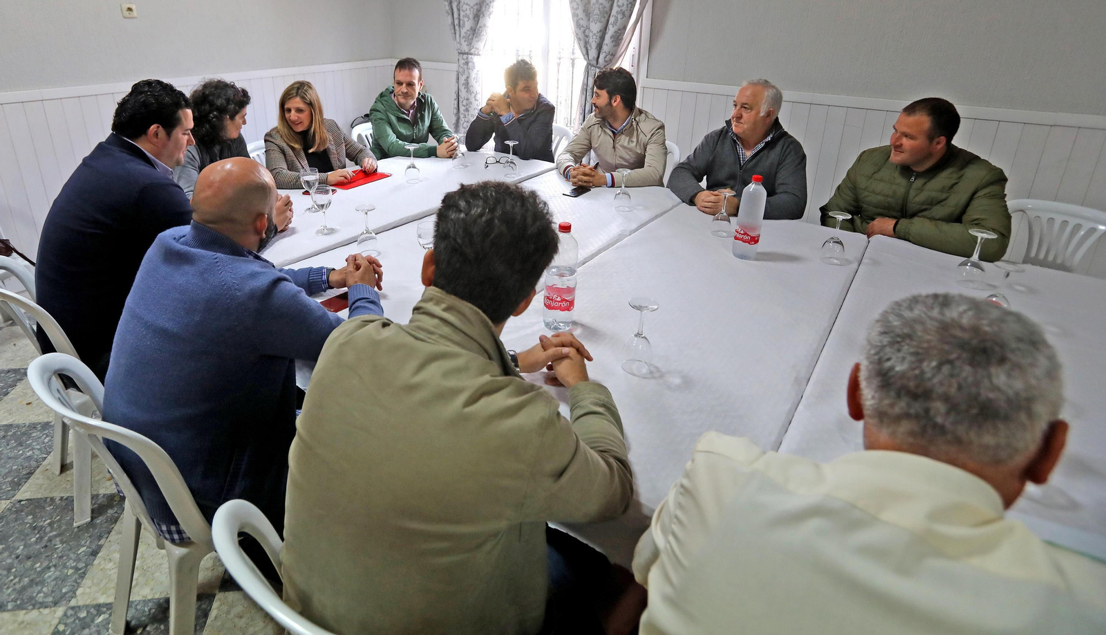 Irene García, con alcaldes y representantes del PSOE en las pedanías durante una reunión en 2018.