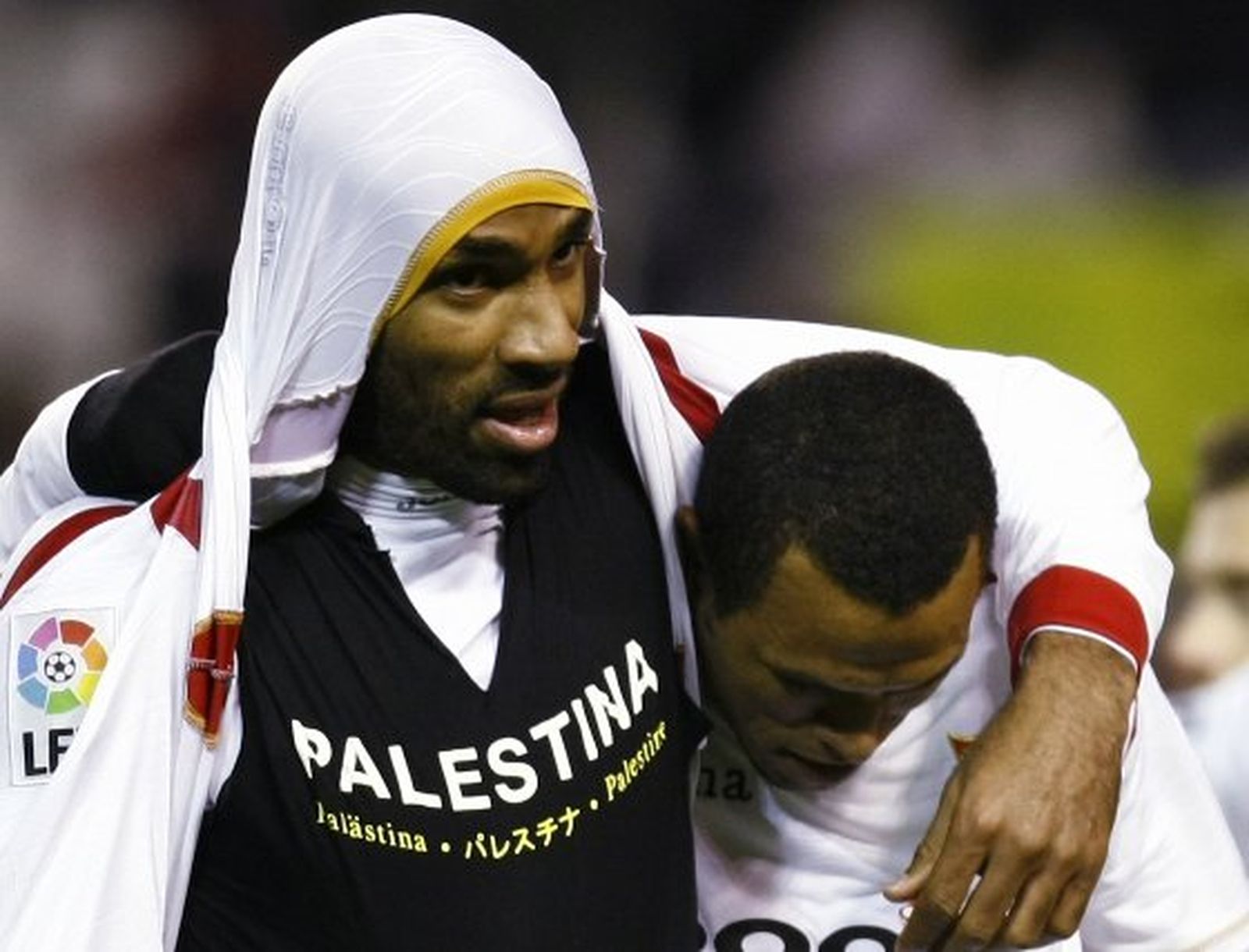 Kanouté muestra la camiseta solidaria en favor de Palestina con Luis Fabiano a su lado, imagen que tuvo un gran impacto mediático.

Foto: M. GOMEZ