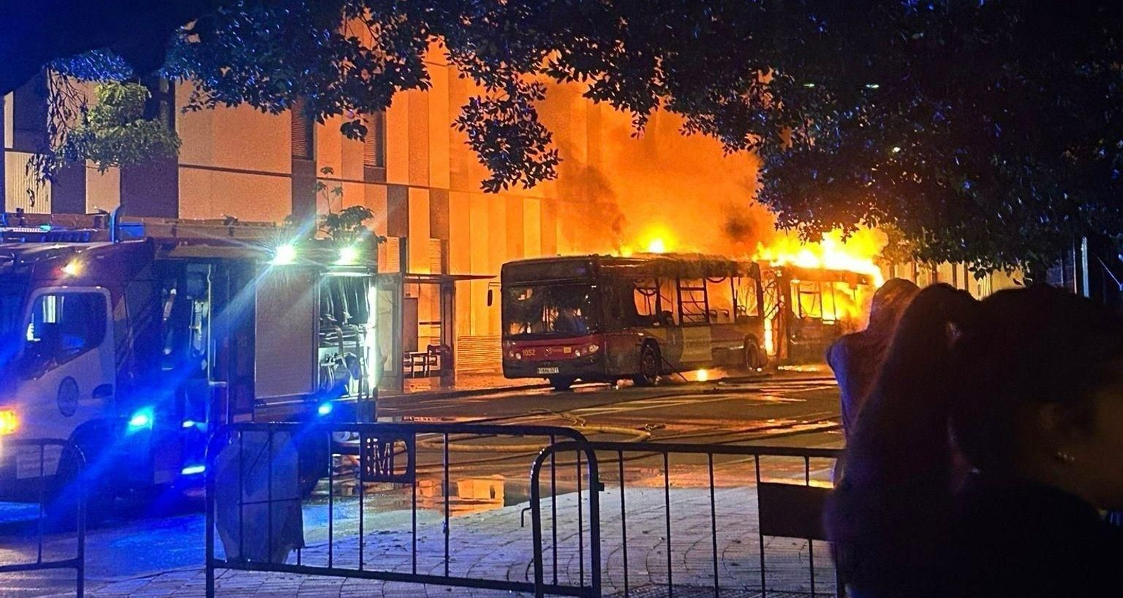 El autobús ardiendo en la Cartuja.