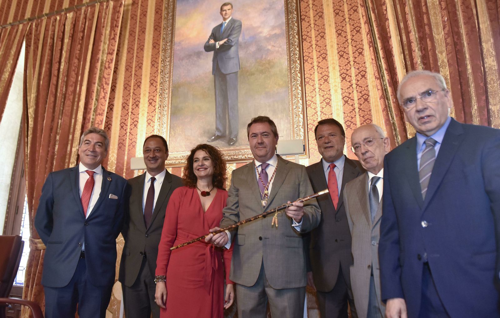 Espadas posa con Lucrecio Fernández, Alfonso Rodríguez Gómez de Celis, María Jesús Montero, Alfredo Sánchez Monteseirín, Manuel del Valle y Alfonso Guerra.