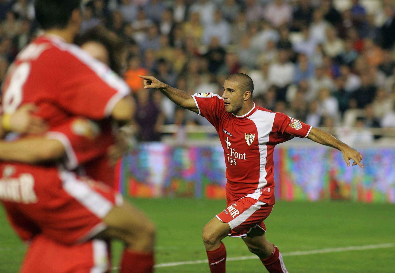 Aranda celebra un gol en el Valencia-Sevilla de la 04-05.