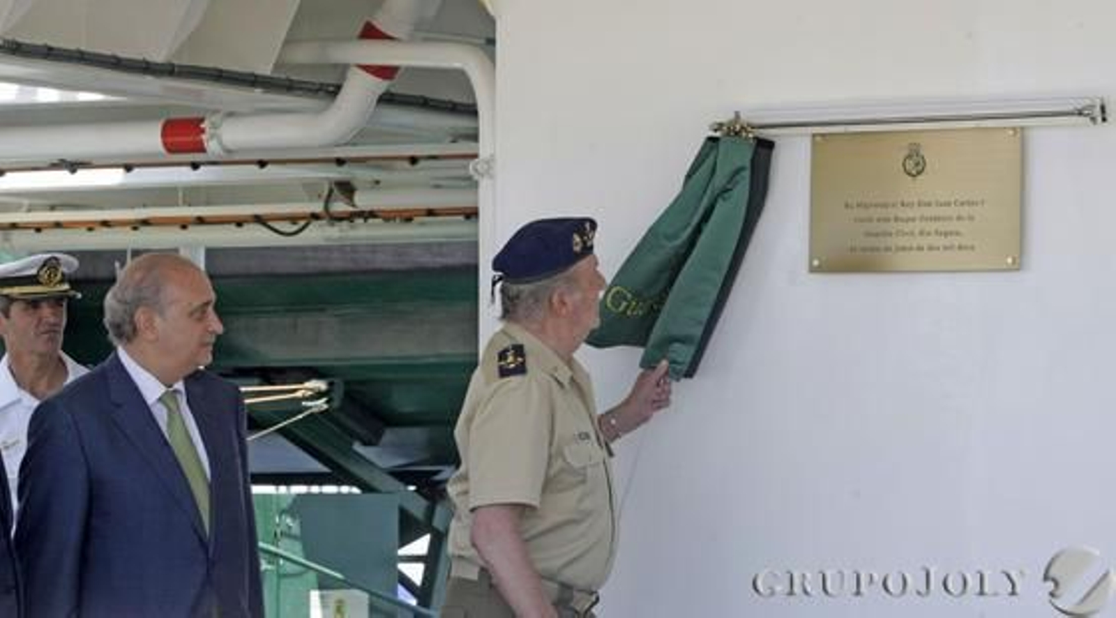 Don Juan Carlos muestra su apoyo a los pescadores y a la Guardia Civil por el trabajo que realizan./Erasmo Fenoy