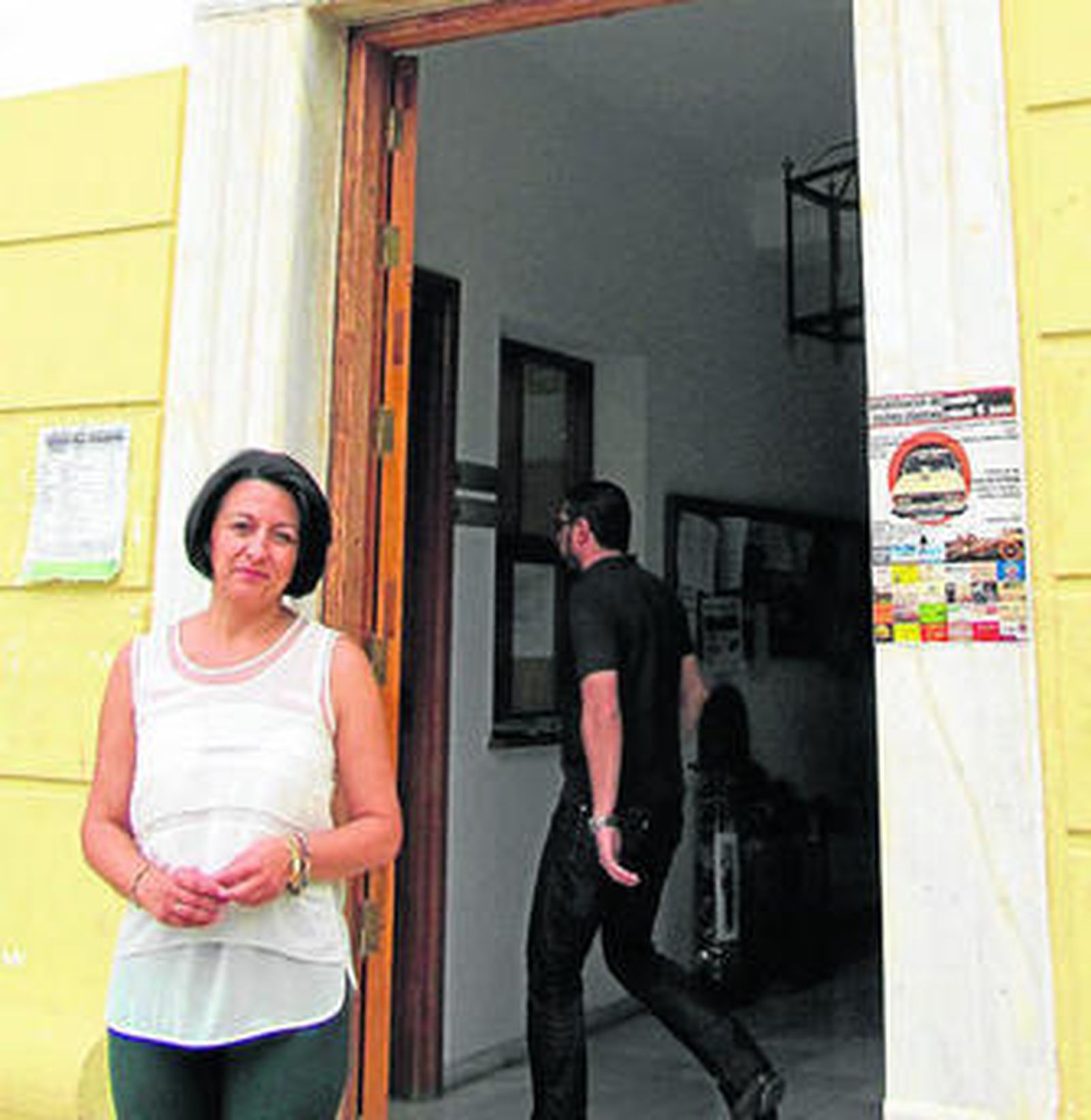 Purificación Sánchez, junto a la puerta del Ayuntamiento de Cantoria.