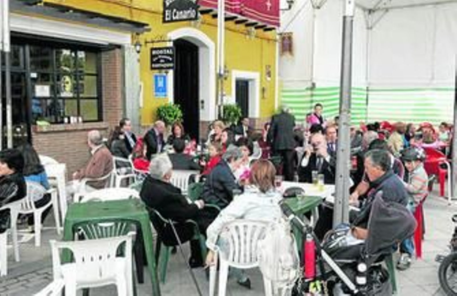 La lluvia impidió ayer ver las terrazas llenas como ha sucedido en los días anteriores.