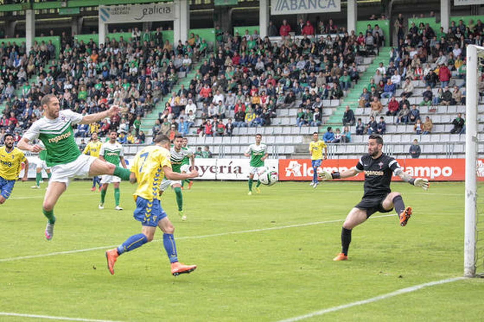 Salvi cabecea a la red el 0-2.

Foto: LOF