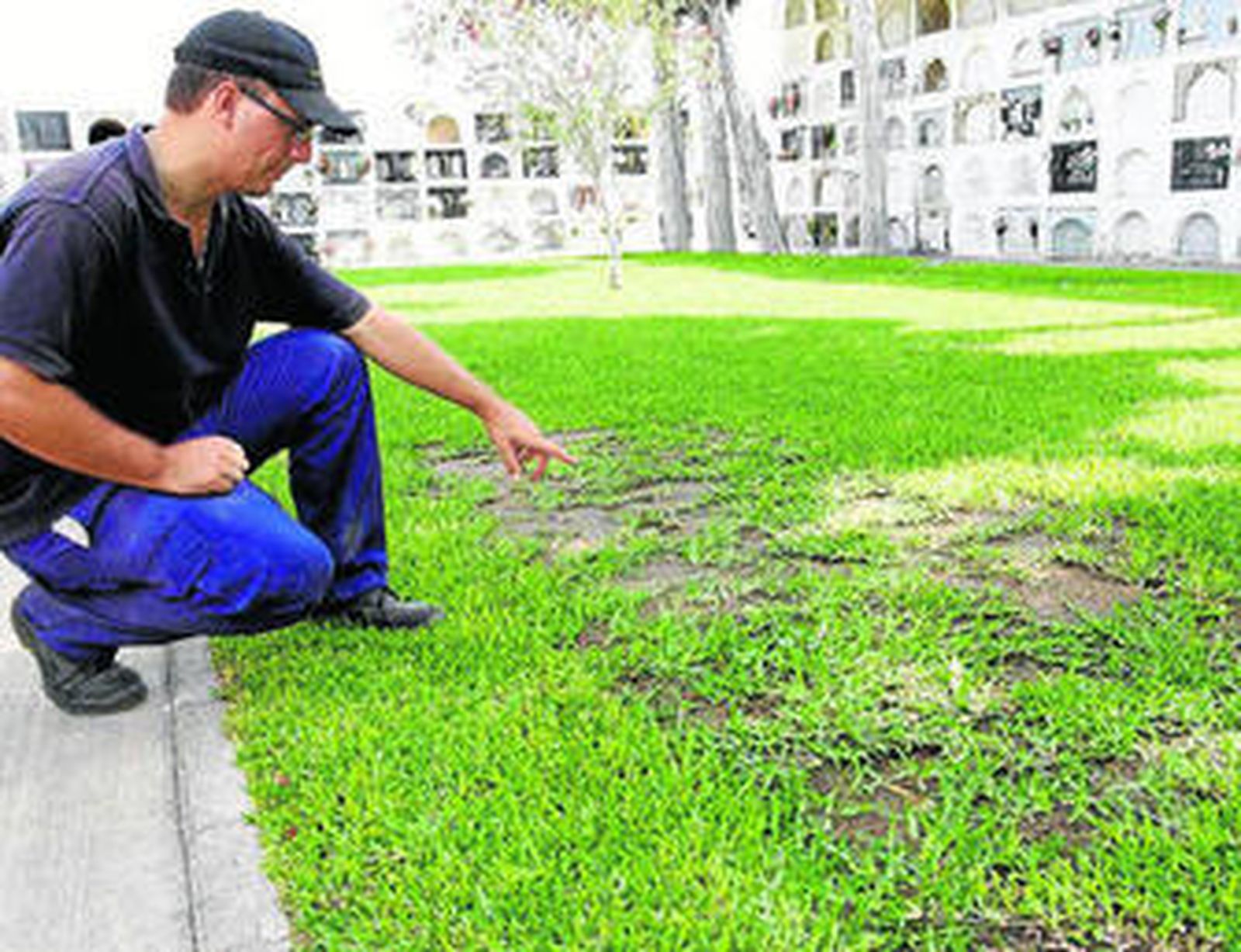 Uno de los técnicos señala la zona en la que se han llevado a cabo las catas en el cementerio.