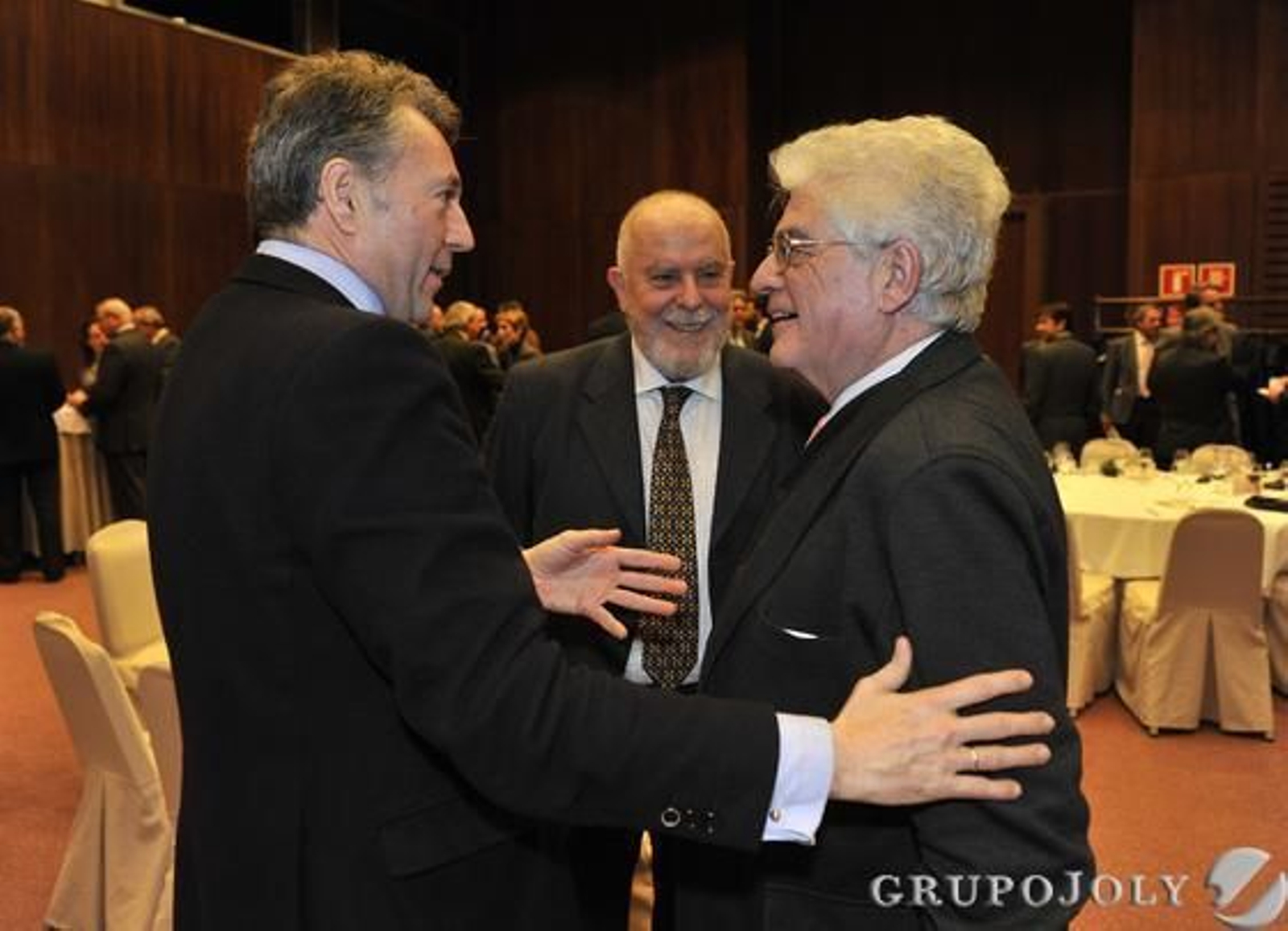 José Joly conversa con el académico Juan Gil y el catedrático Enrique Cerdá.

Foto: Juan Carlos Vázquez