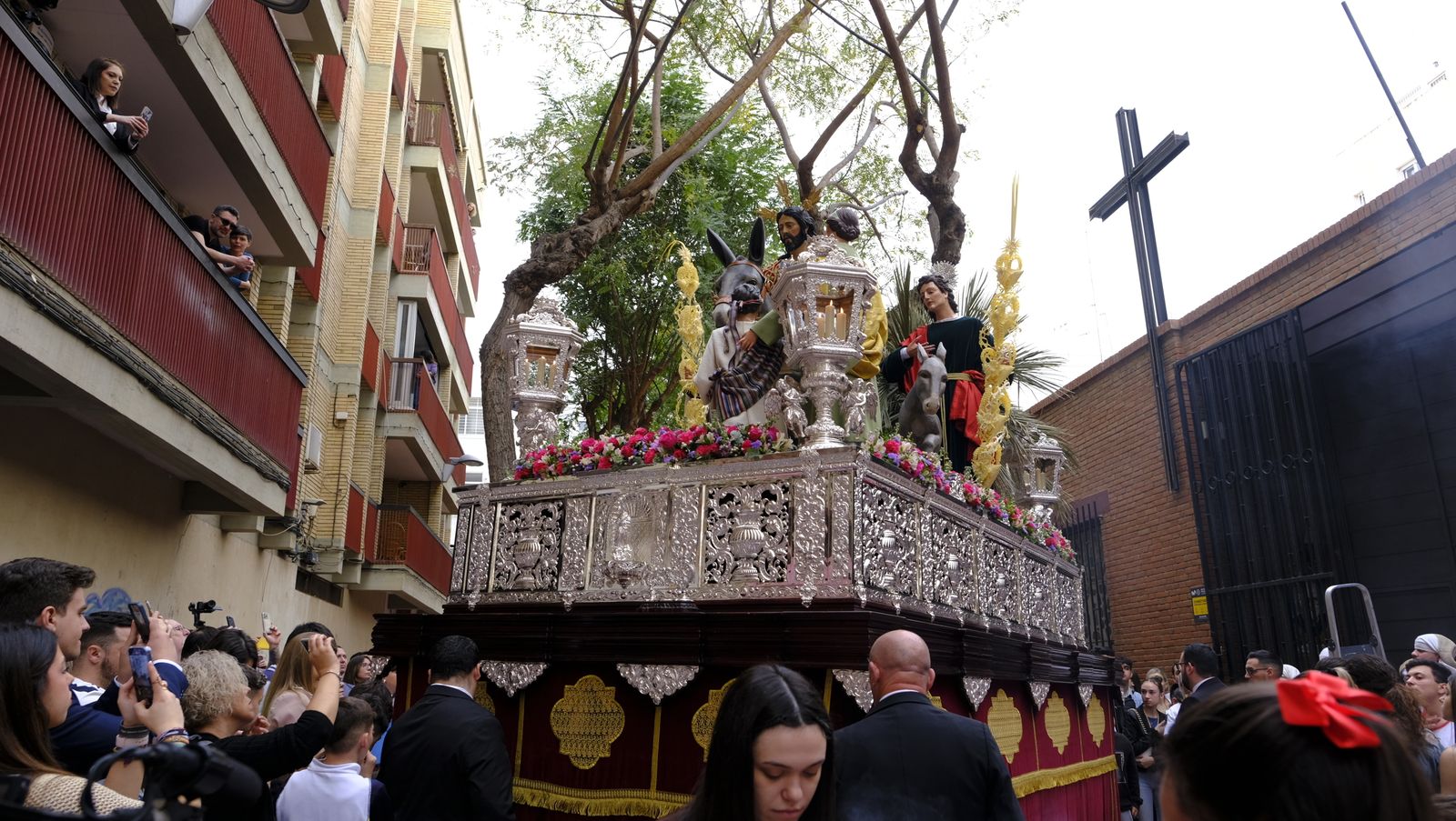 La Borriquita procesiona por las calles de Almería, en imágenes