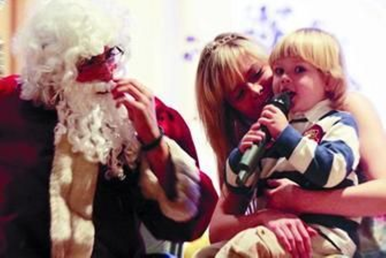 El Abuelo de Hielo y su Nieta de Hielo atienden a la poesía de uno de los niños.