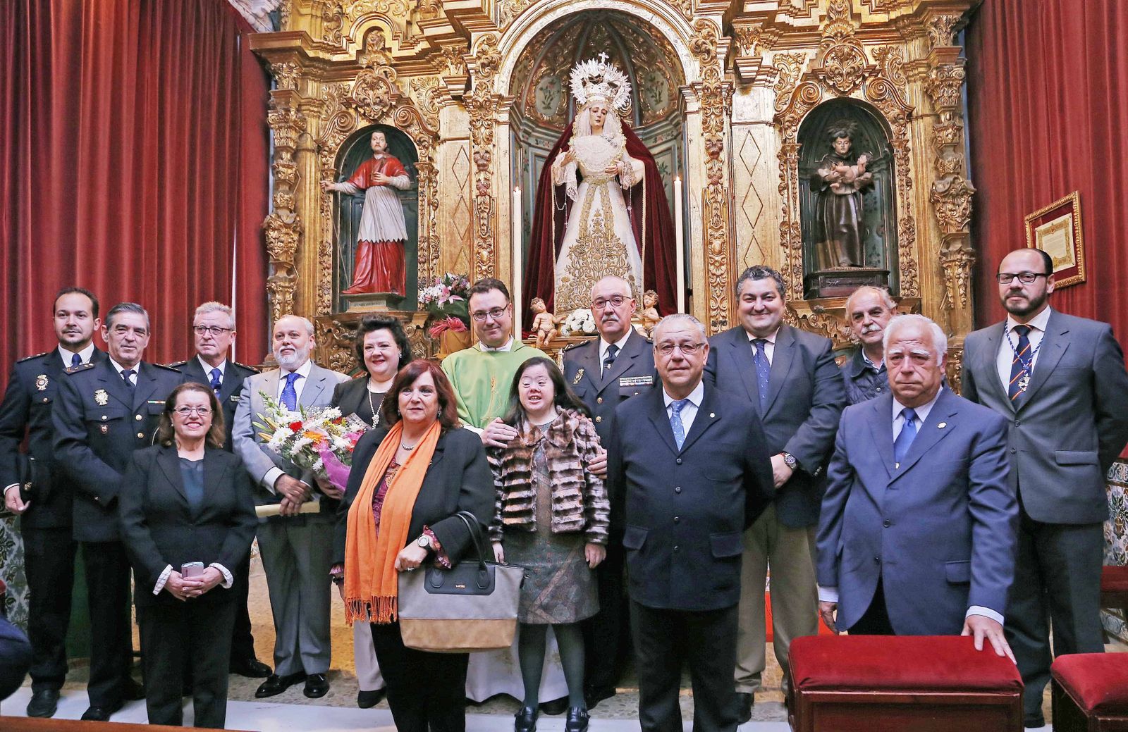 Foto de familia tras la celebración del acto, ayer en la Iglesia de los Descalzos.