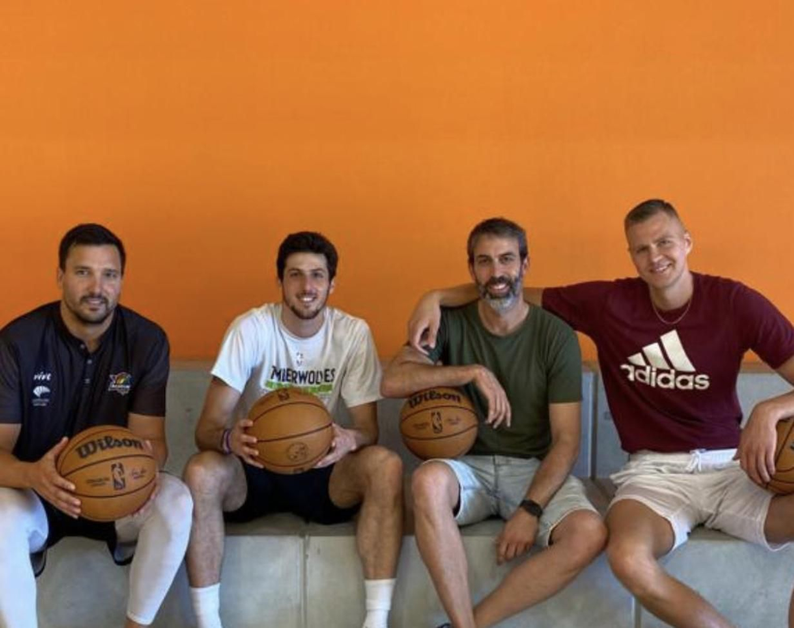 Alfonso Sánchez, Leandro Bolmaro, Berni Rodríguez y Kristaps Porzingis.