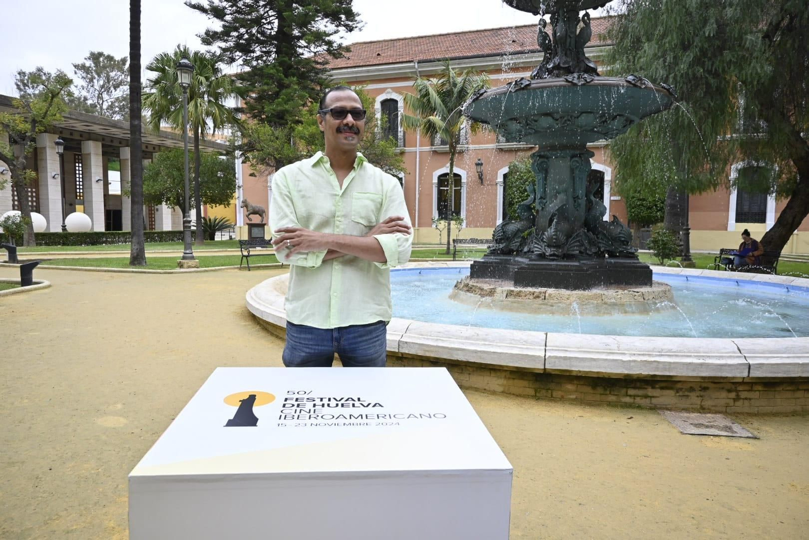 El actor dominicano Manuel Raposo este jueves en los jardines de la Casa Colón de Huelva.