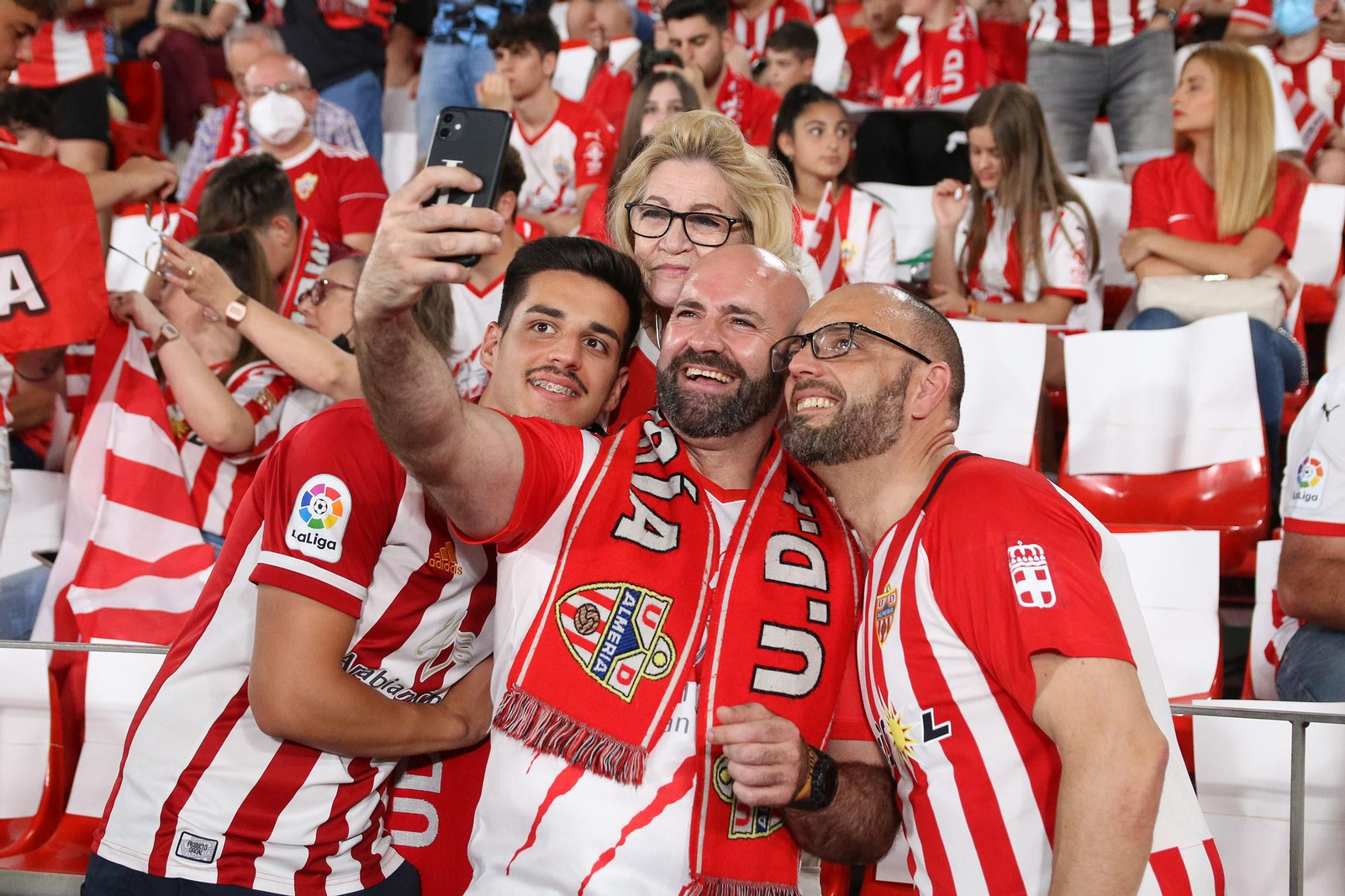 Las imágenes de la decepción de los aficionados del Almería