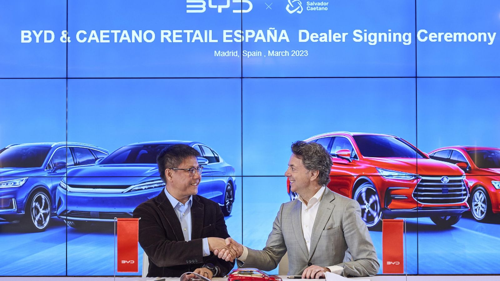 Michael Shu, General Manager of BYD Europe and the International Cooperation Division, ha firmado el acuerdo con Paulo Pereira, Country General Manager de Caetano Retail.